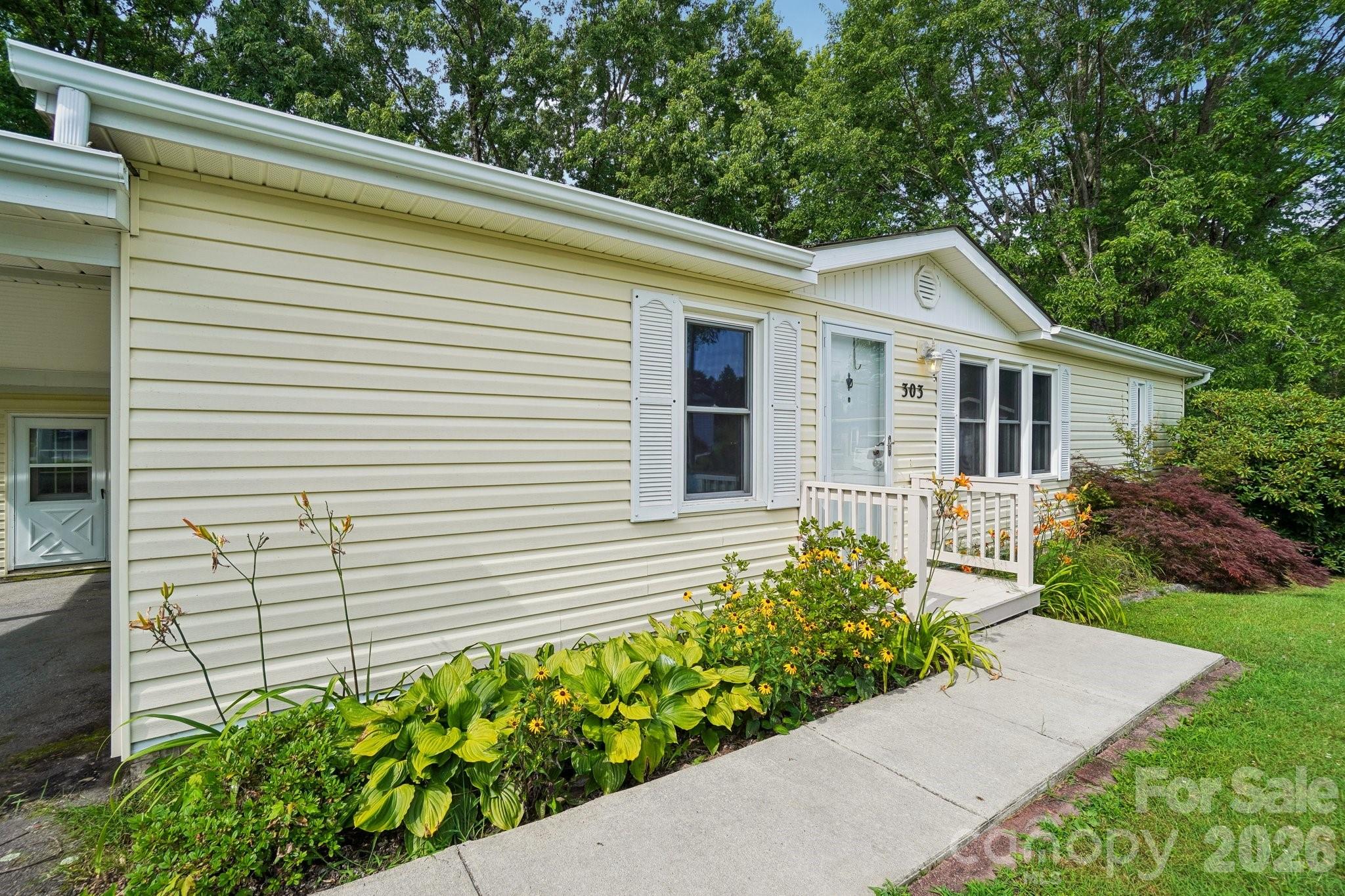 Single Family Residence at 303 Meadowbrook Court, Hendersonville, photo 35 of 43