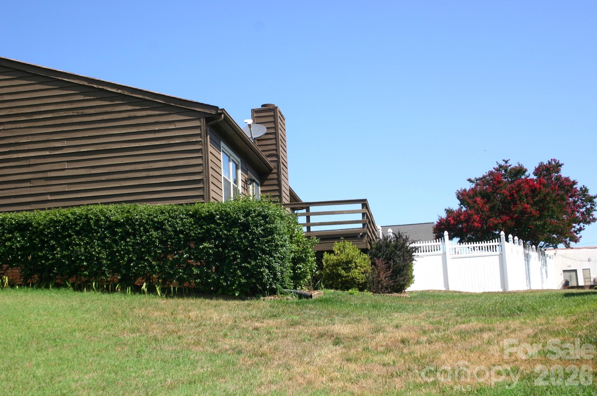 Single Family Residence at 1647 Woodridge Circle, Hickory, photo 2 of 39