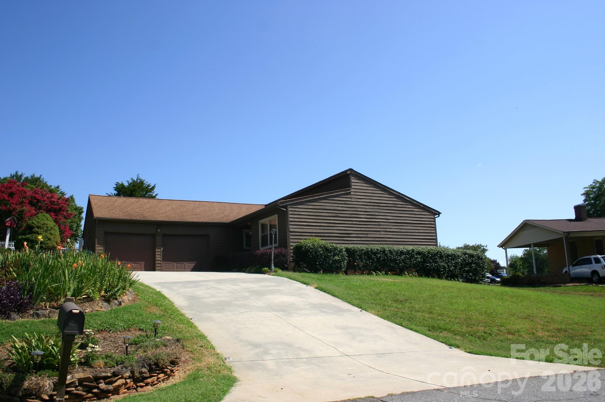 Single Family Residence at 1647 Woodridge Circle, Hickory, photo 3 of 39