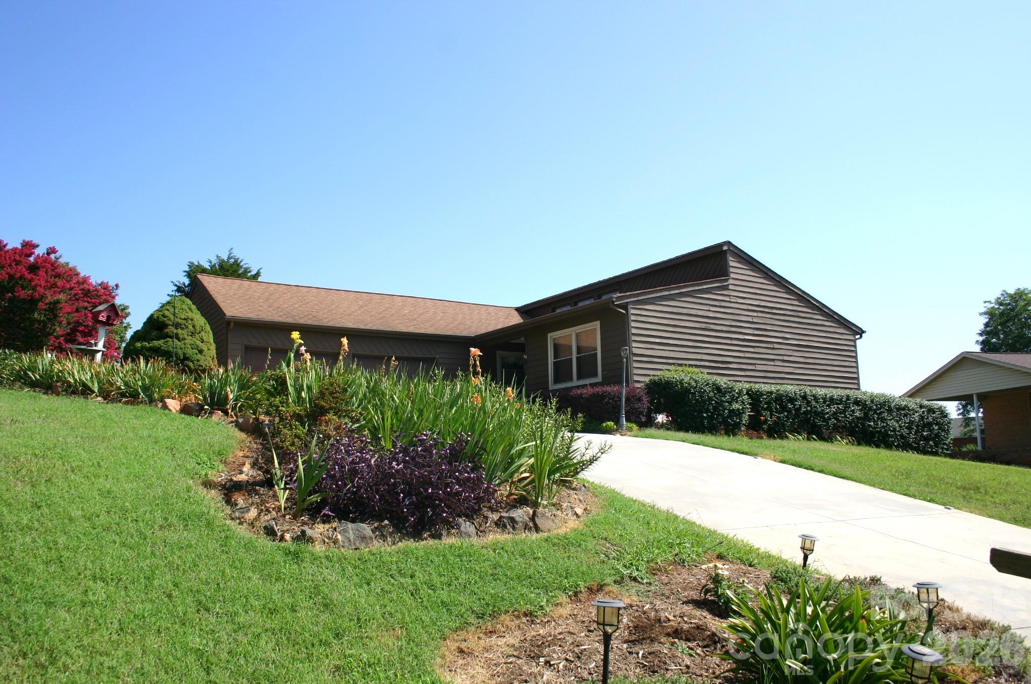 Single Family Residence at 1647 Woodridge Circle, Hickory, photo 4 of 39