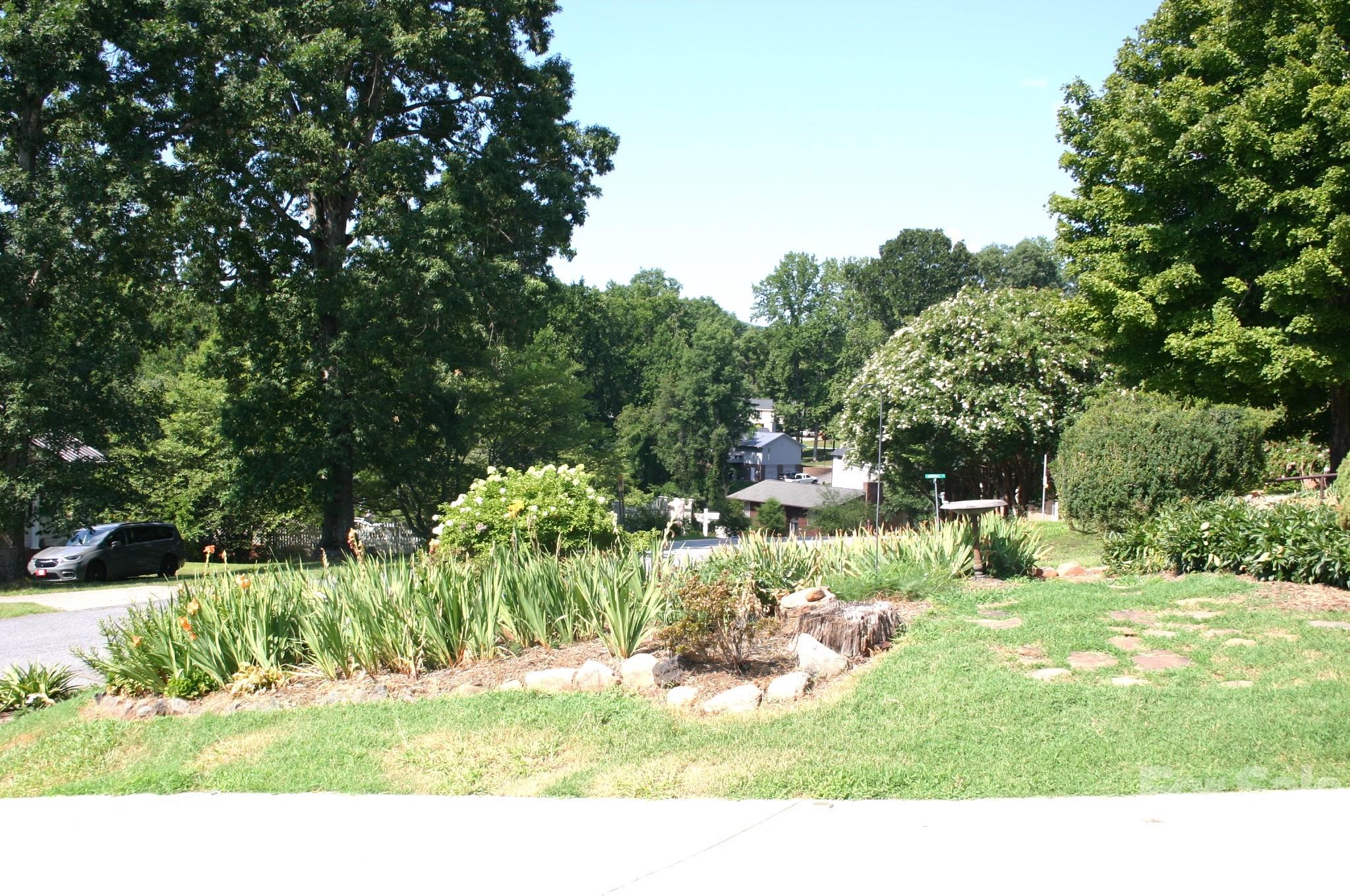 Front flower bed - 1647 Woodridge Circle, Hickory
