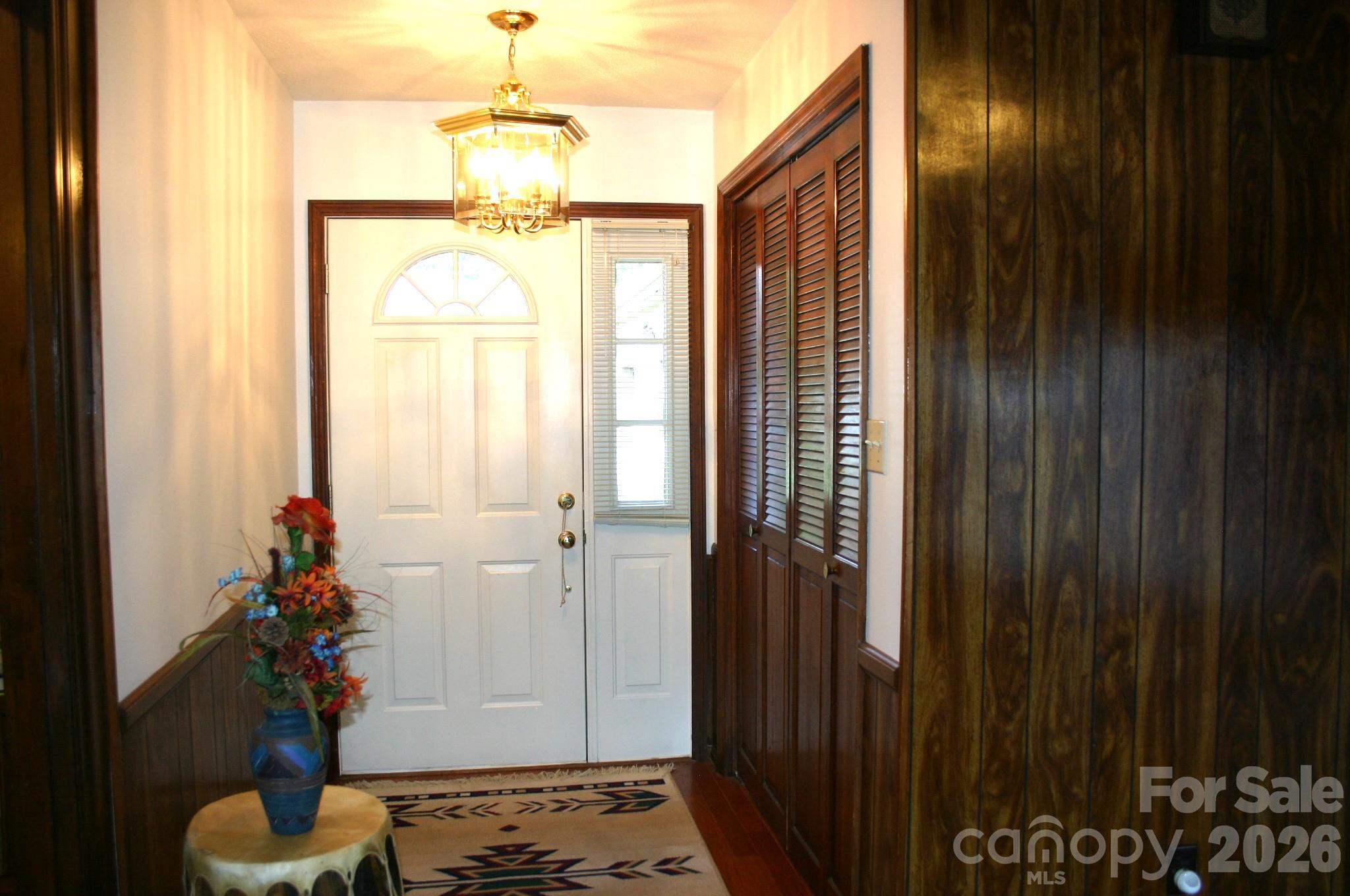 Entry - 1647 Woodridge Circle, Hickory