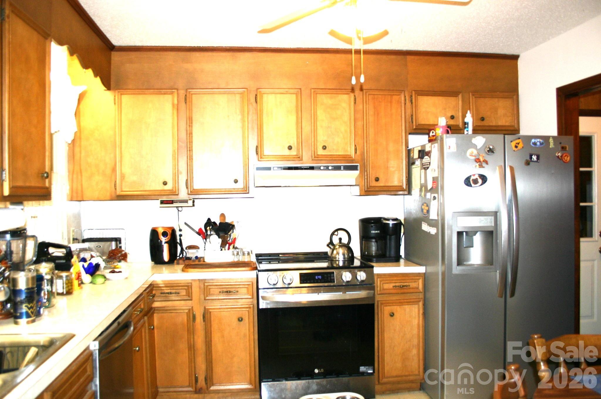 Kitchen - 1647 Woodridge Circle, Hickory