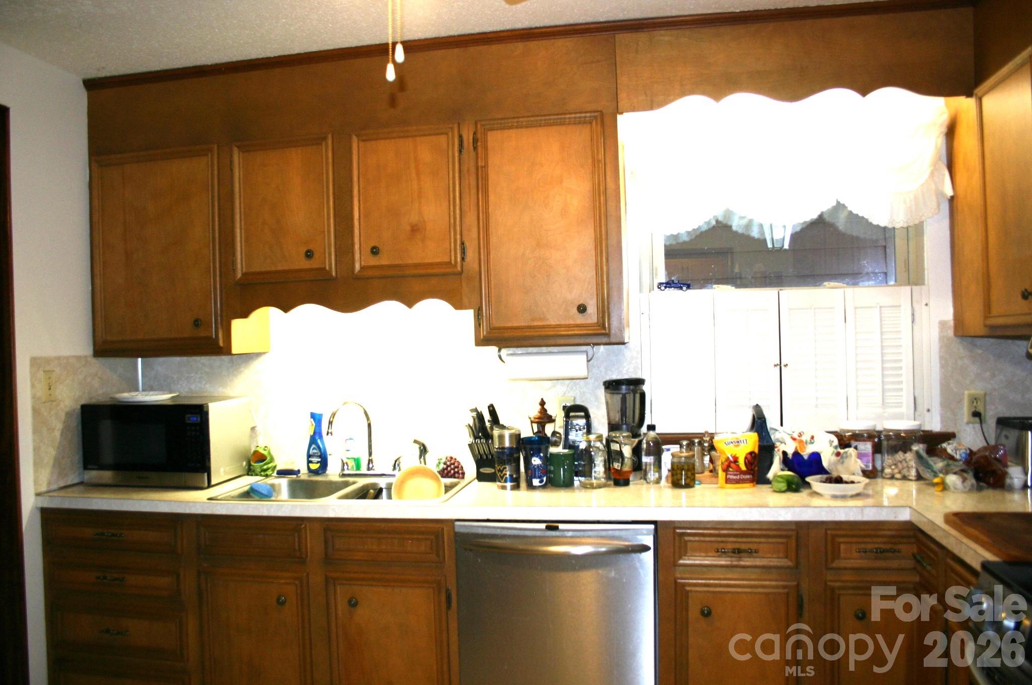 Kitchen - 1647 Woodridge Circle, Hickory