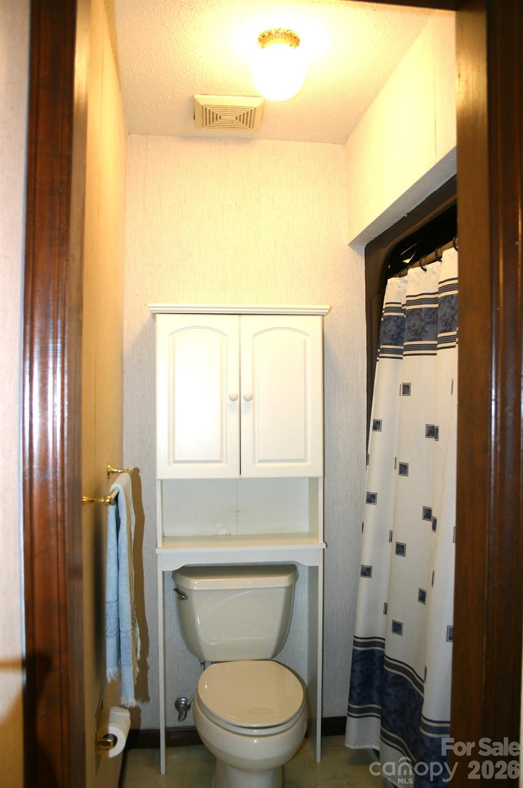 Primary Bath - 1647 Woodridge Circle, Hickory