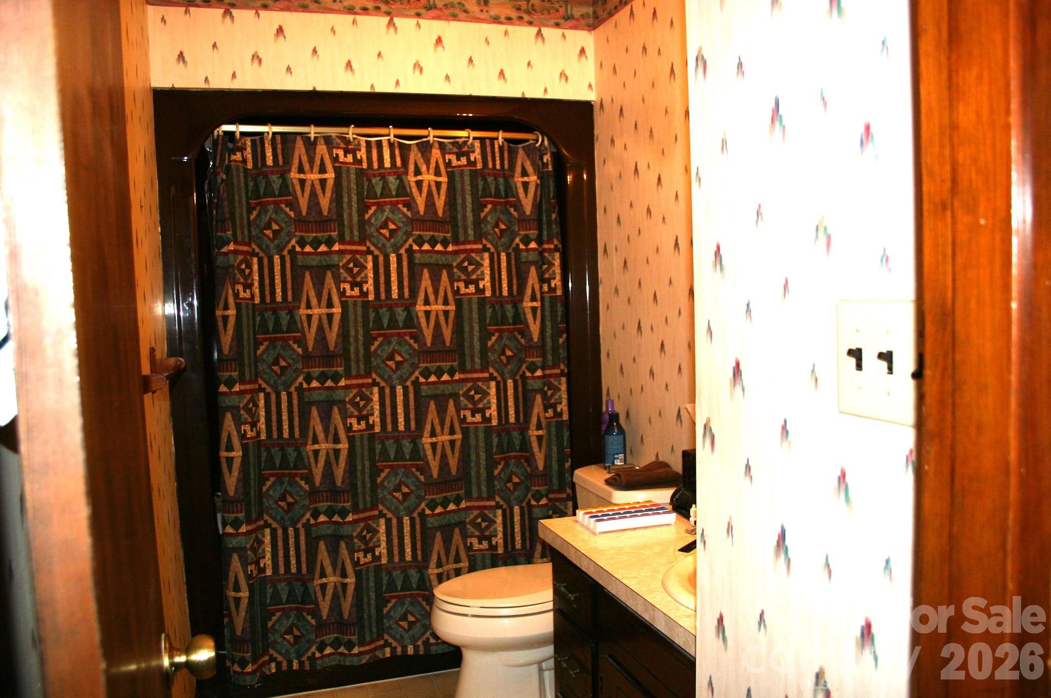 Hall Full Bath - 1647 Woodridge Circle, Hickory