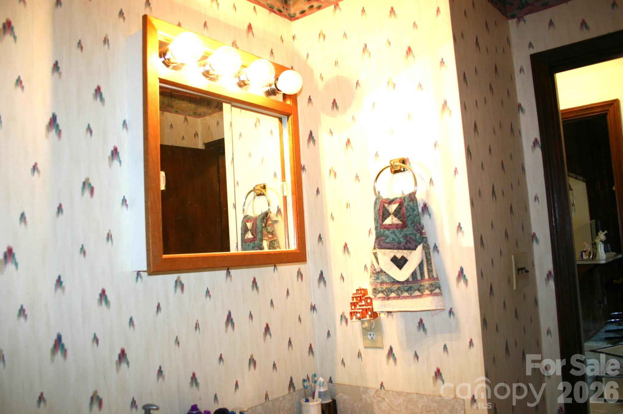 Hall Bath - 1647 Woodridge Circle, Hickory