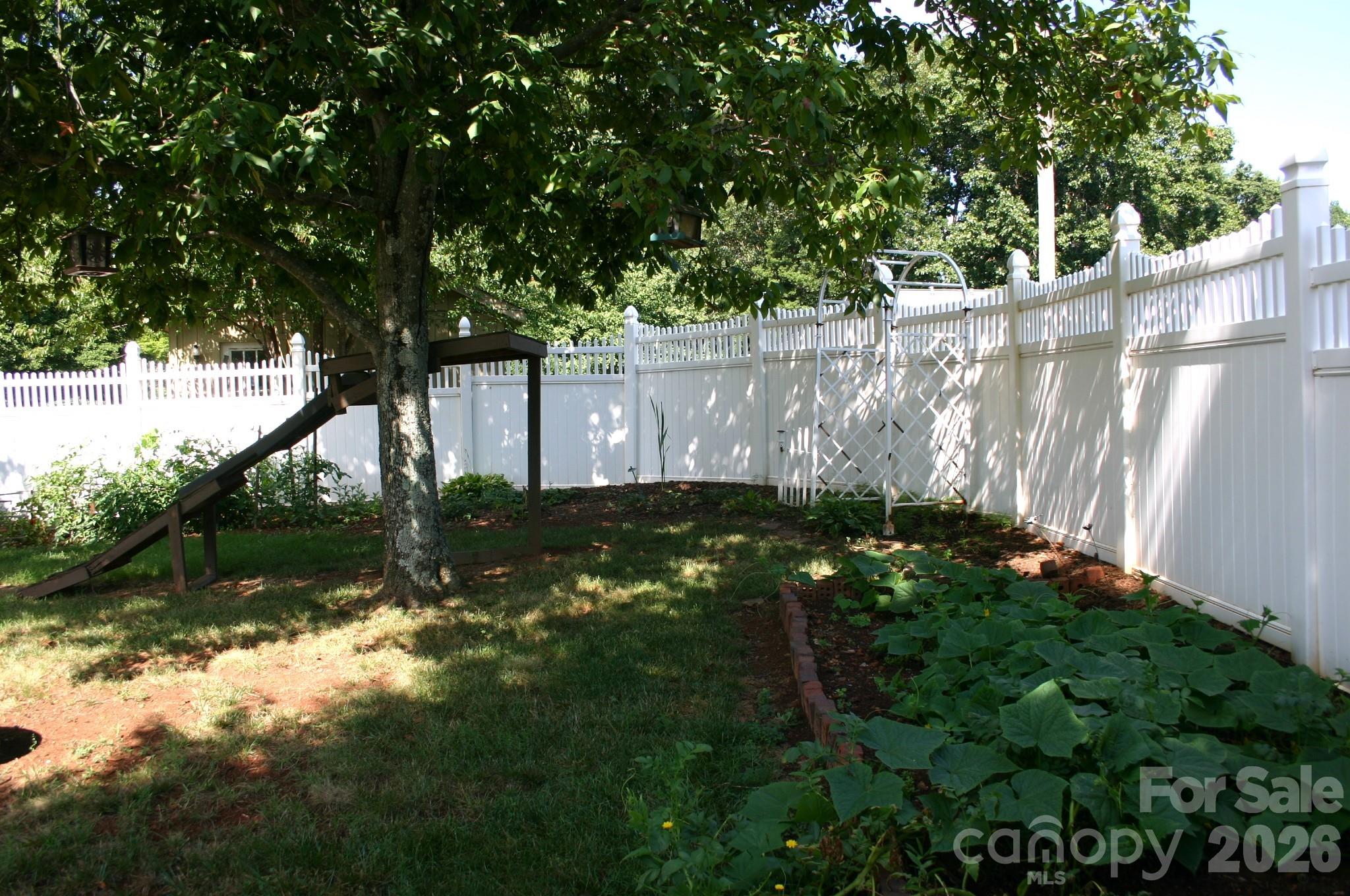 Single Family Residence at 1647 Woodridge Circle, Hickory, photo 32 of 39