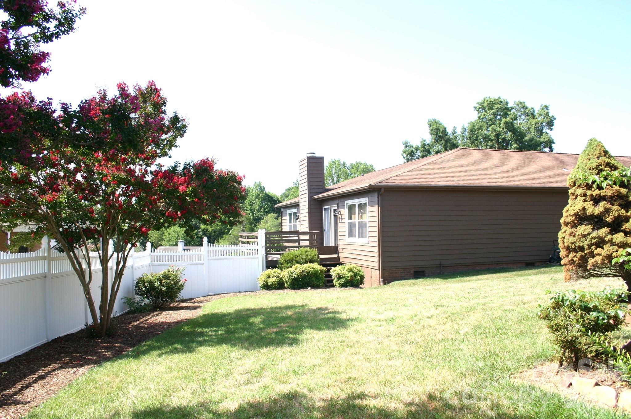 Single Family Residence at 1647 Woodridge Circle, Hickory, photo 35 of 39