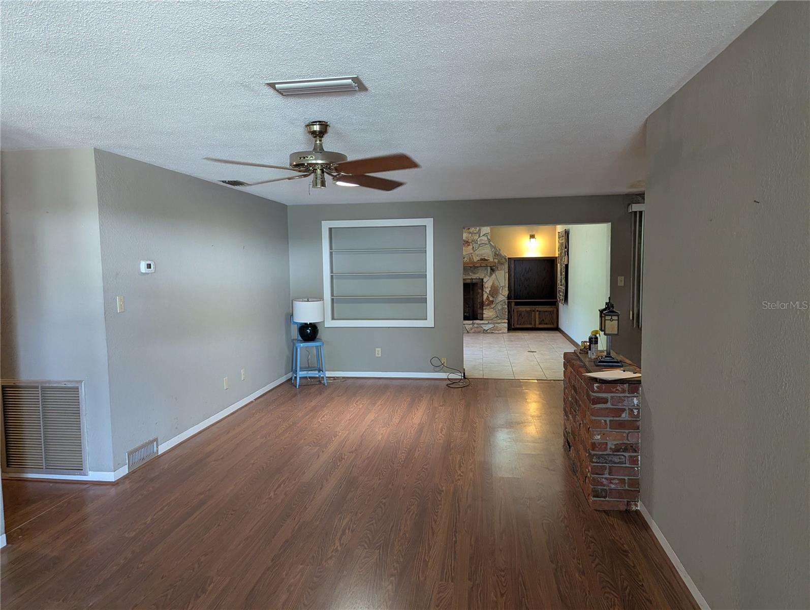 LIVING ROOM WITH BUILT IN SHELVING - 308 TRUDGEON DR, NEW SMYRNA BEACH
