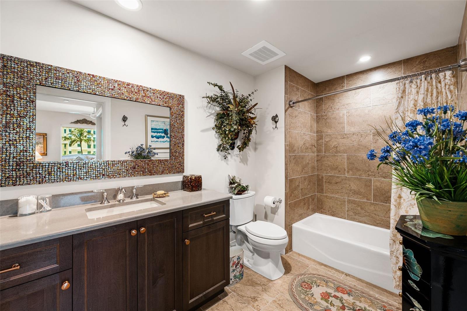 Bedroom 1 bathroom shower tub combo - 795 COLLANY RD #204, TIERRA VERDE