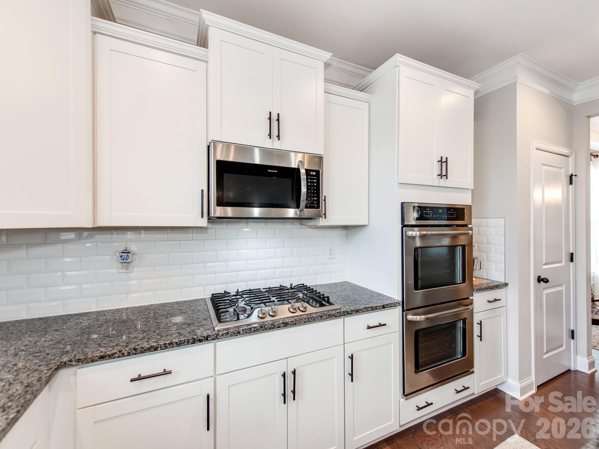 gas burner & double oven - 11013 Charmont Place, Huntersville