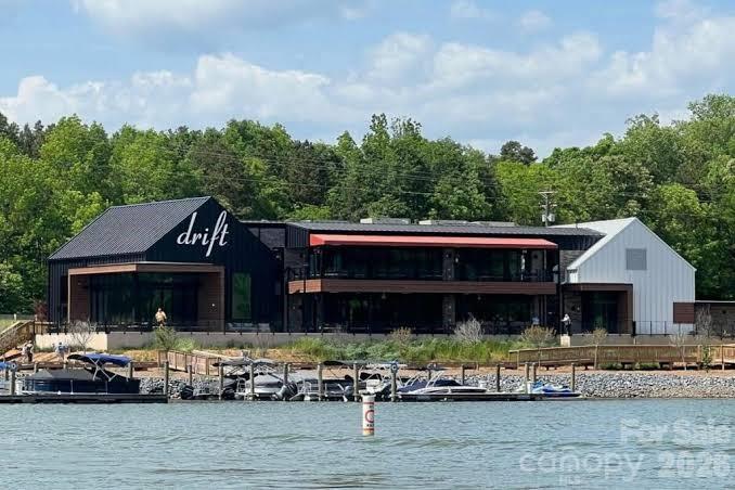 Hungry? Turn right out of your cozy neighborhood and you'll be at the award-winning Drift in 5 minutes - 5042 Marci Lane, Belmont