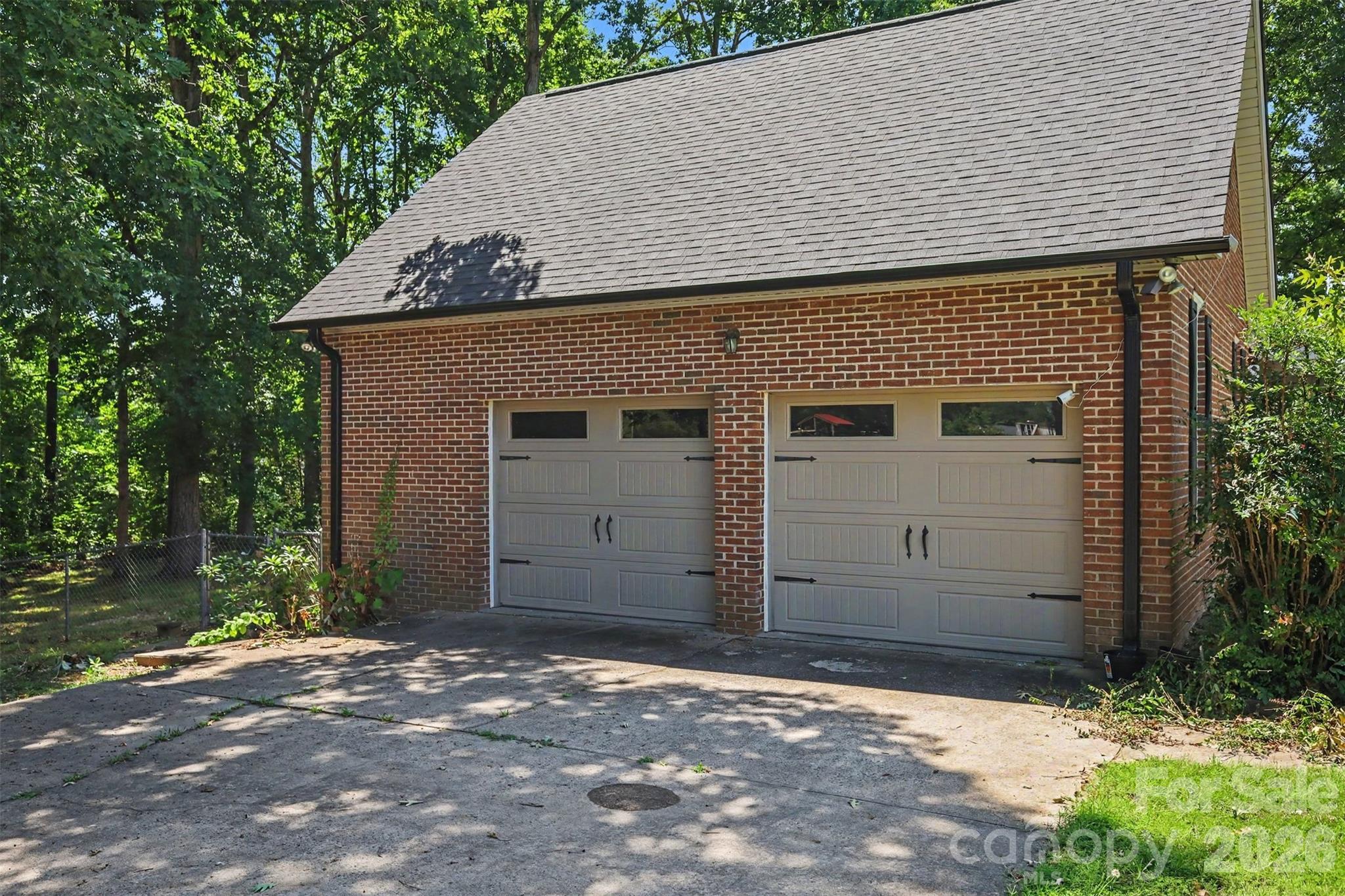 Side attached garage. - 121 Country Creek Drive, Kings Mountain