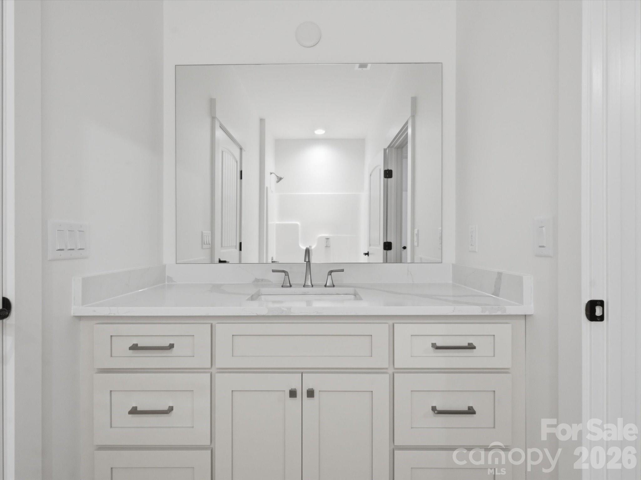 upper level hall bath - 8018 Fairmont Drive, Waxhaw