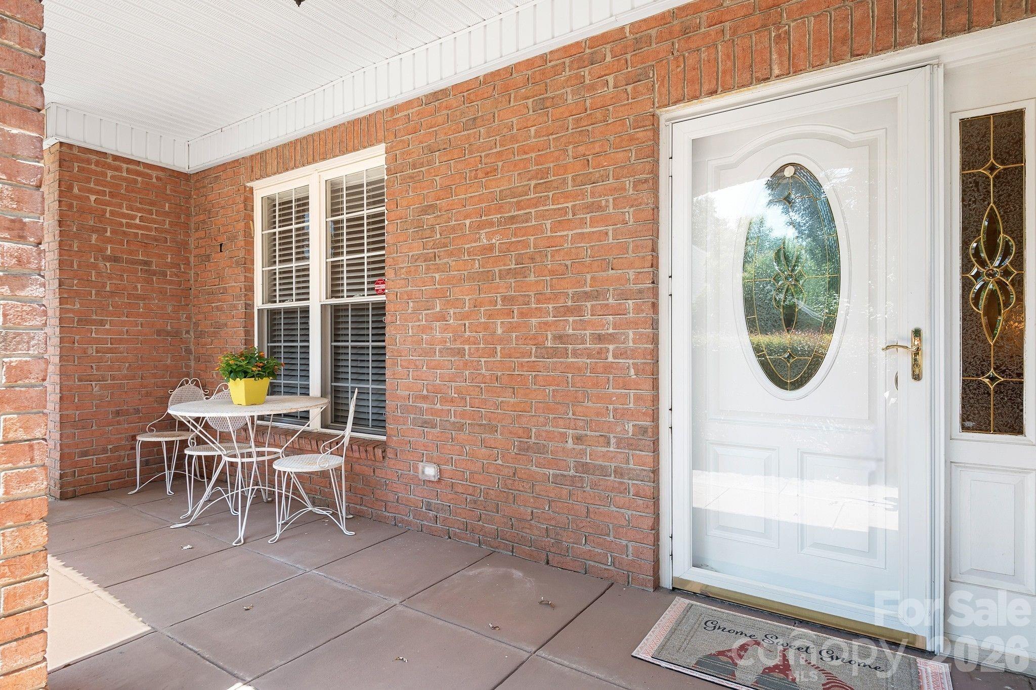 Large covered front porch - 215 Knops Nob Road, Mooresville