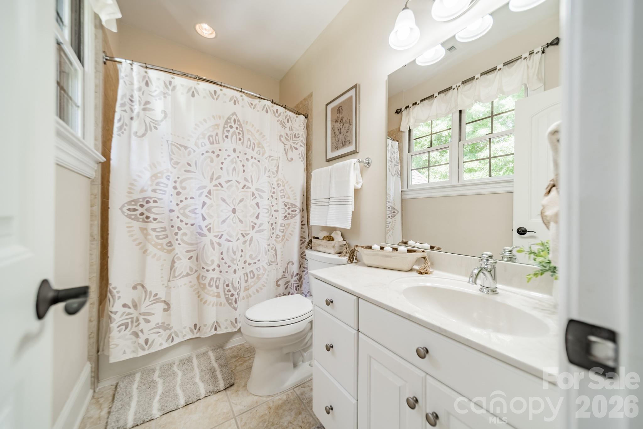 En-Suite BA - 215 Blue River Road, Lake Wylie