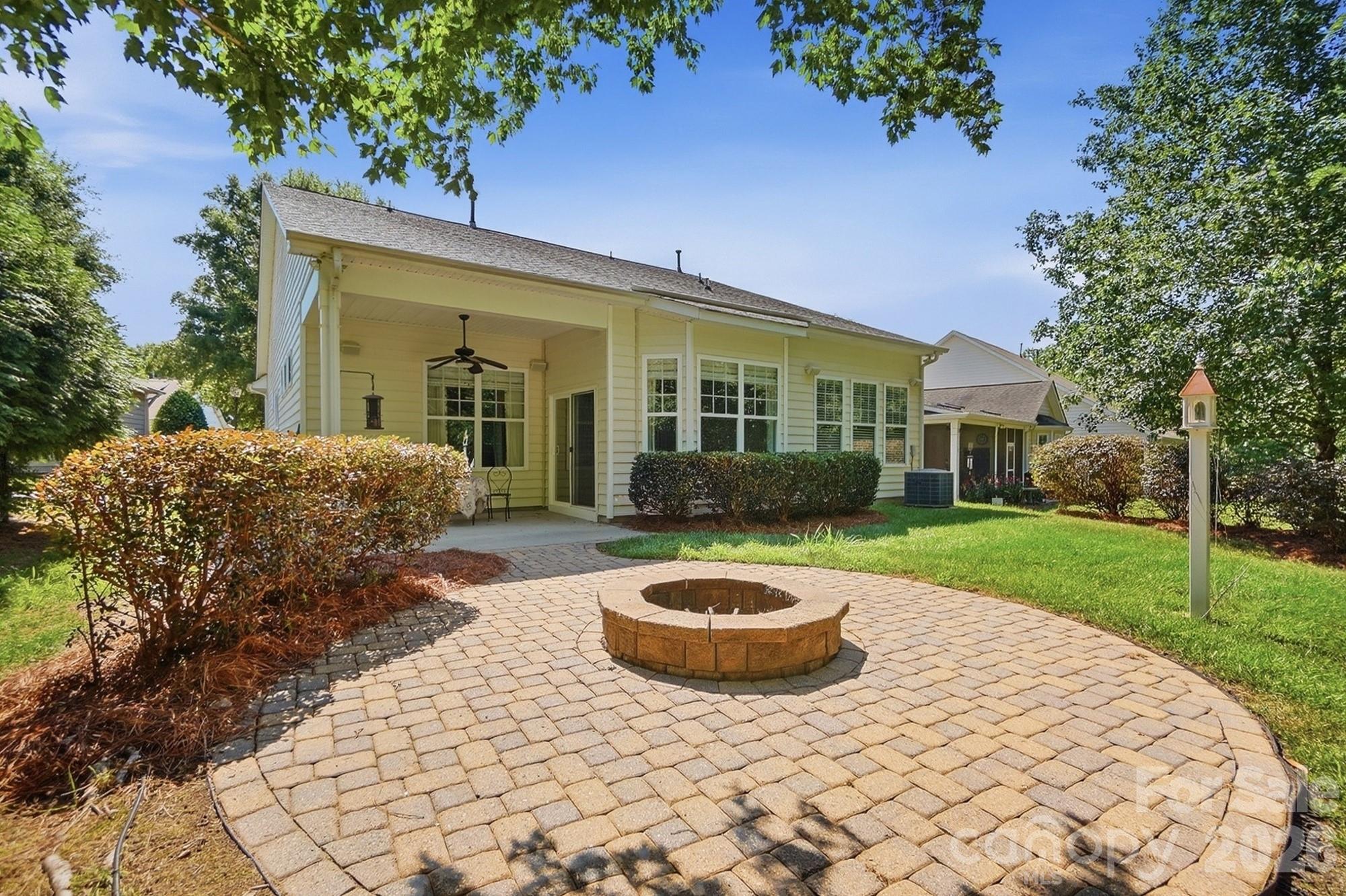 Paver patio w/ fire pit - 3076 Streamhaven Drive, Fort Mill