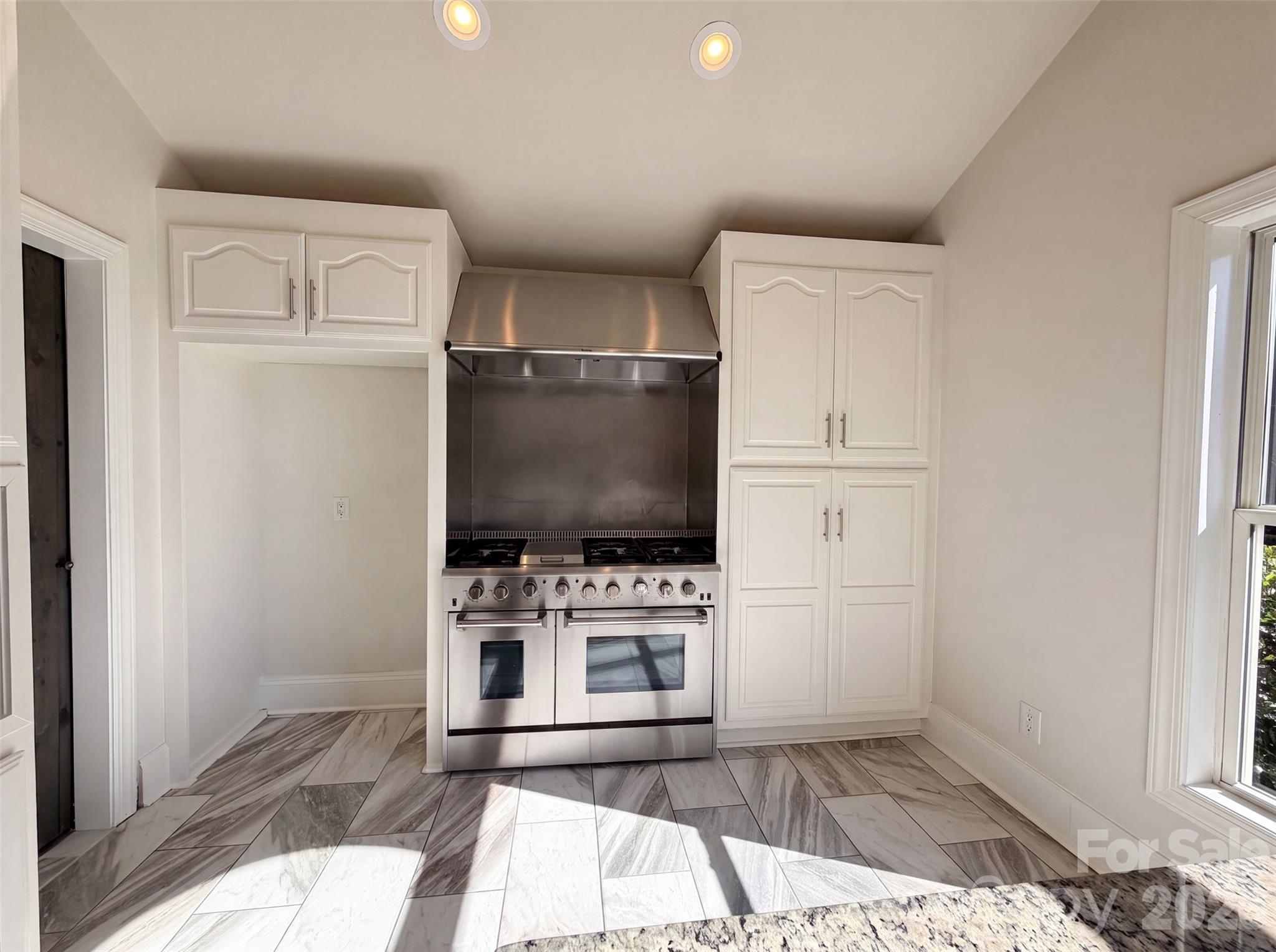 Single Family Residence at 502 Live Oaks Court, Fort Mill, photo 6 of 24