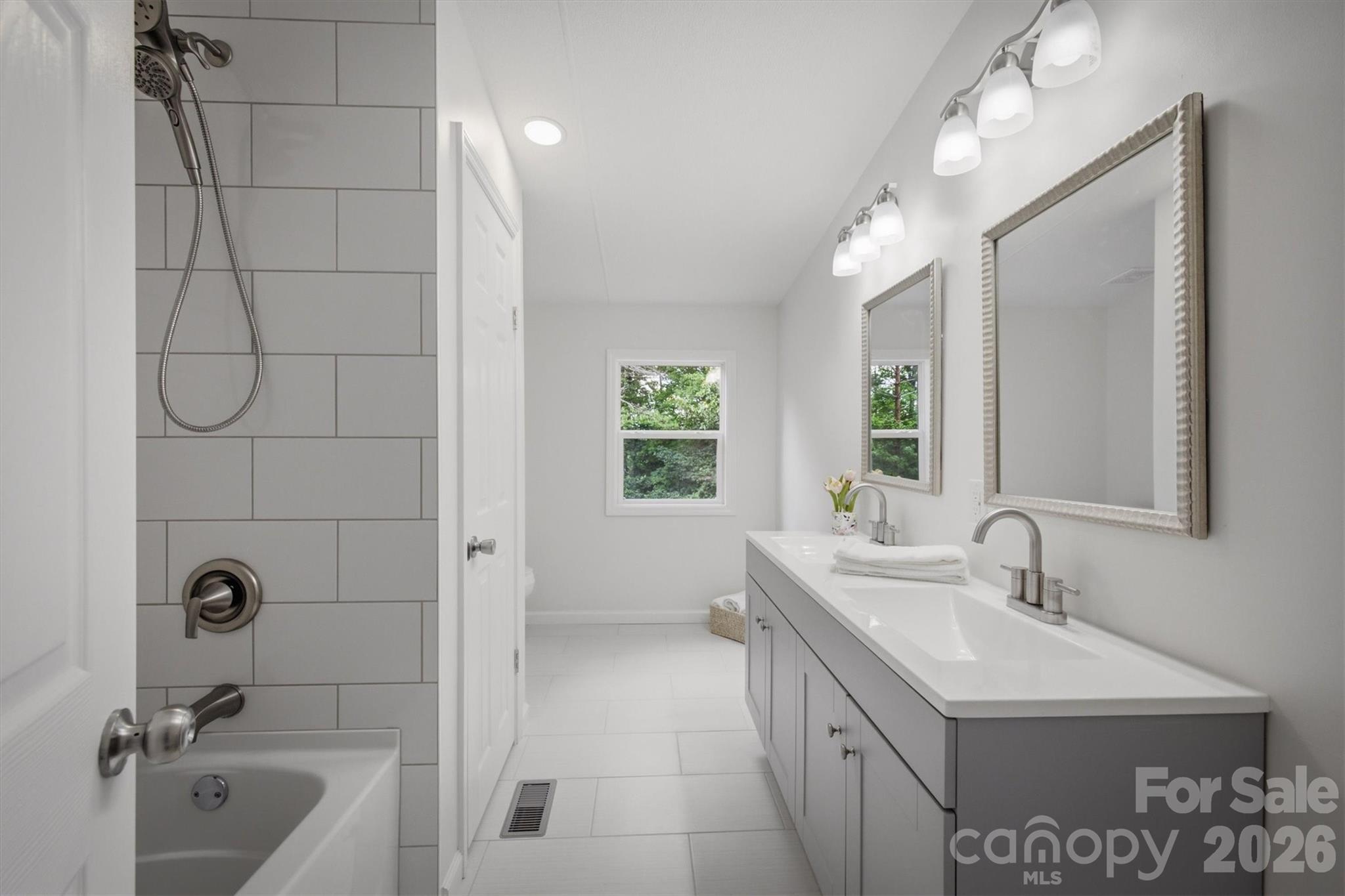Primary Ensuite Bath w/ tiled bath tub - 2688 Kite Drive, Lenoir
