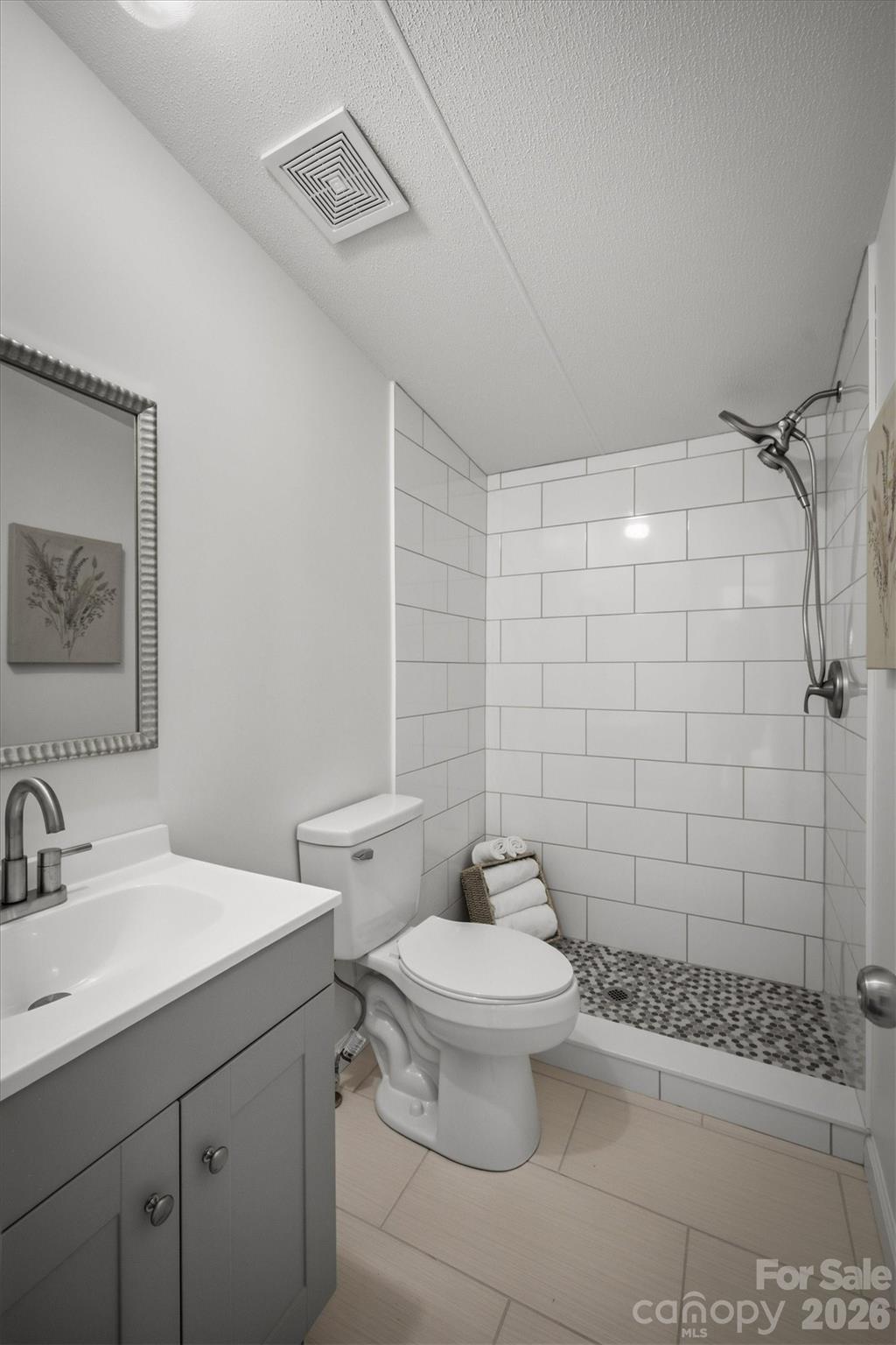 Hallway Bath with Tiled Shower - 2688 Kite Drive, Lenoir
