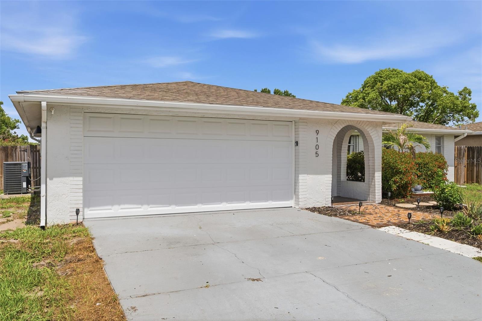 9105 HUNT CLUB LN
