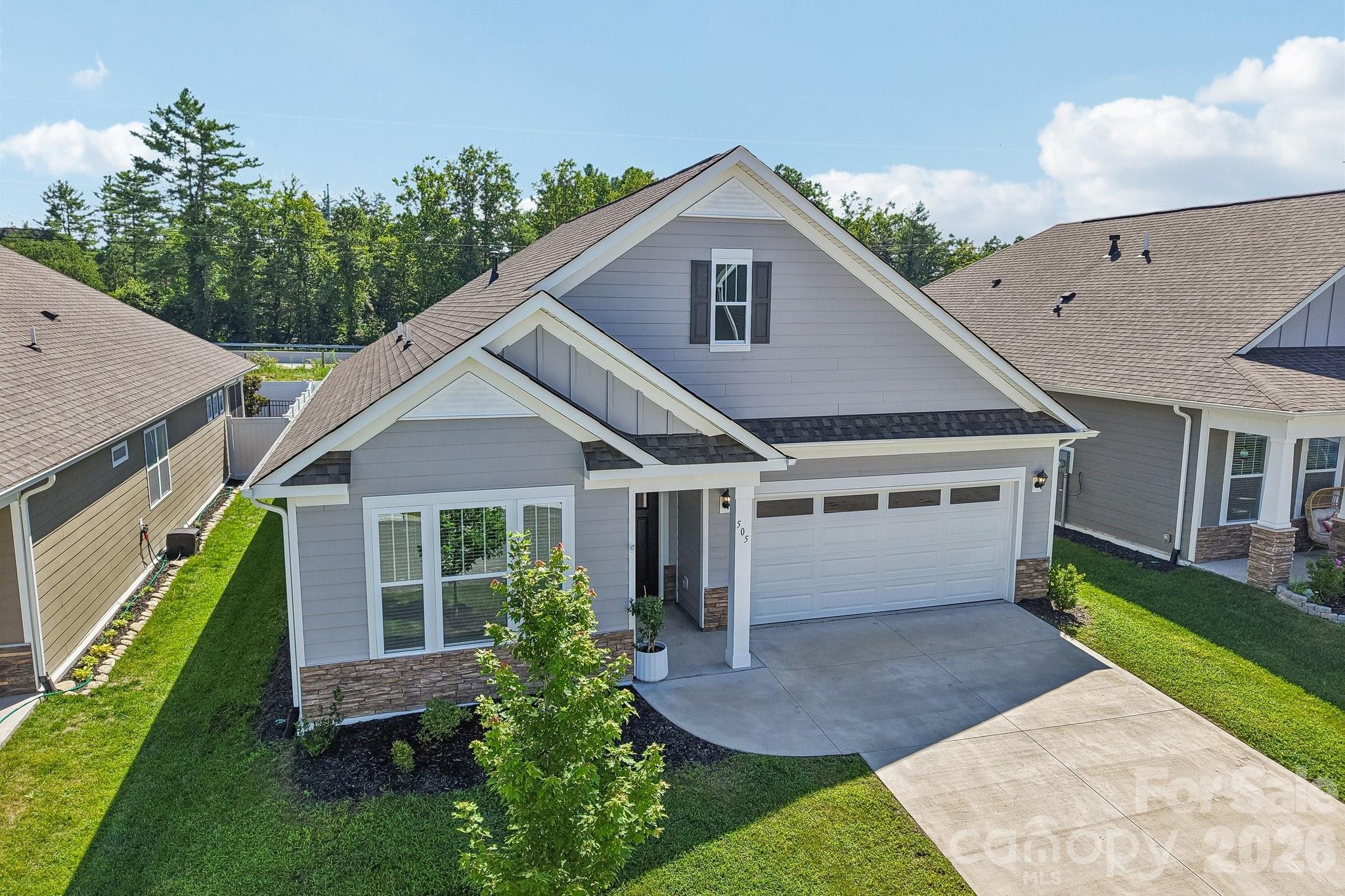 Single Family Residence at 505 Fox Cove Road, Hendersonville, photo 2 of 48