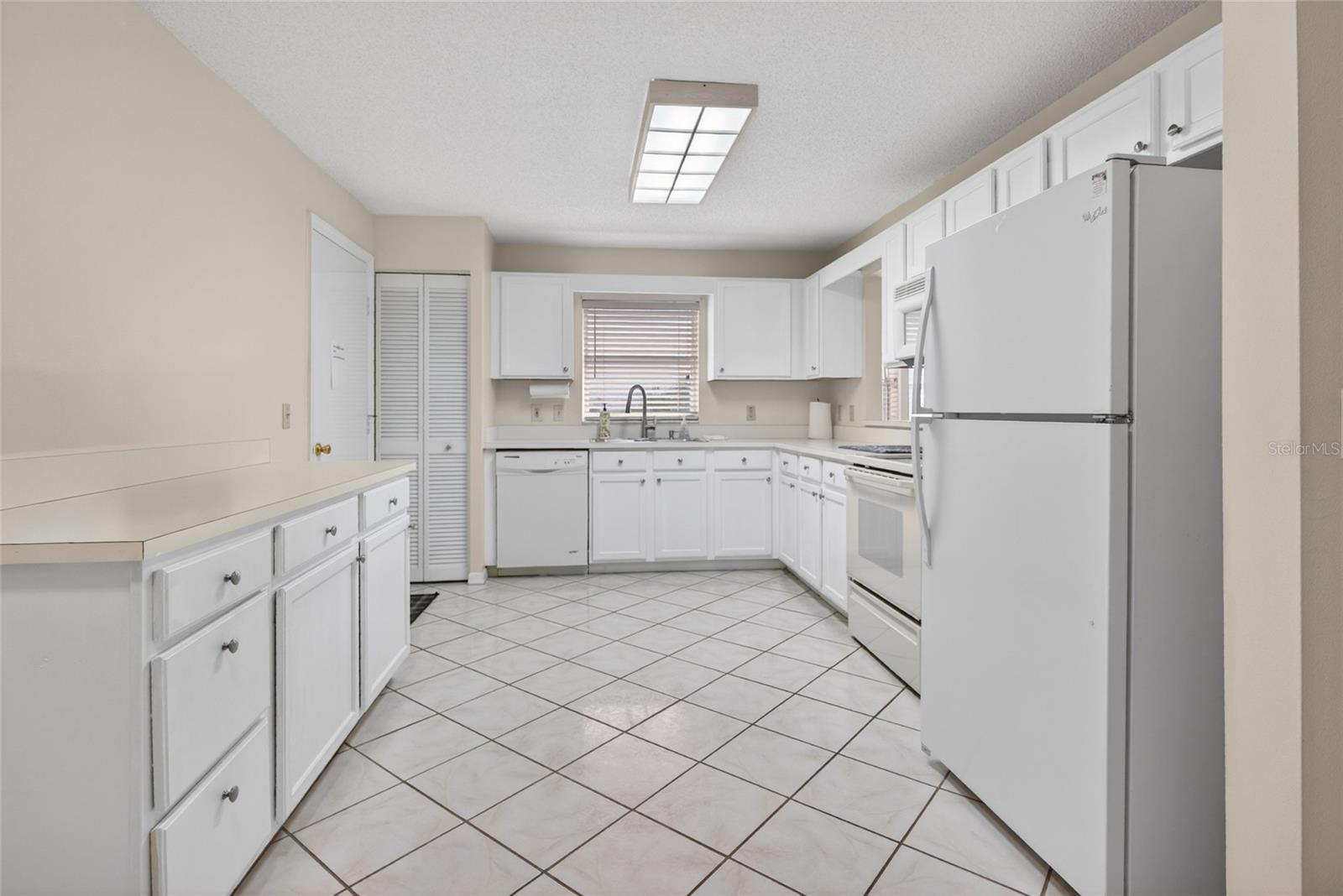 Single Family Residence at 9077 SW 91ST CIR, OCALA, photo 4 of 23