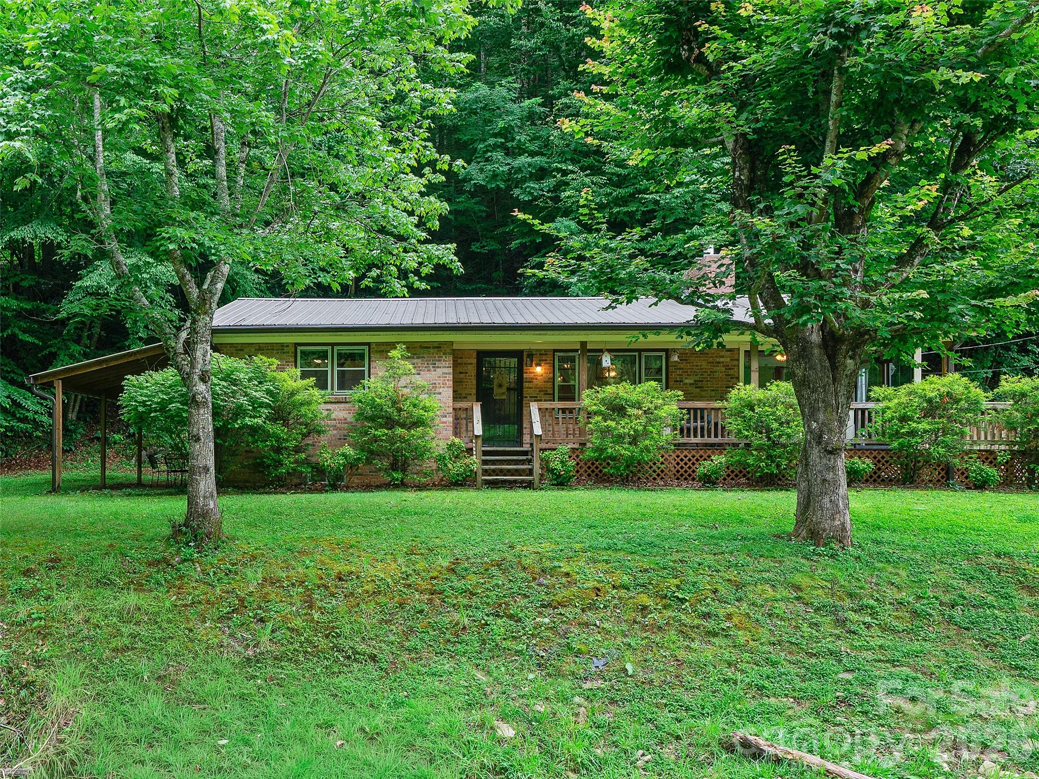 Single Family Residence at 915 Little Creek Road, Burnsville