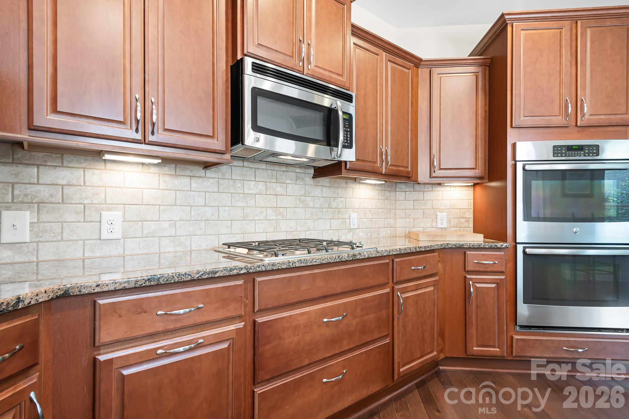 Gas Cooktop! Tile backsplash, Double Oven, Granite Tops...Beautiful! - 127 Brawley Point Circle, Mooresville
