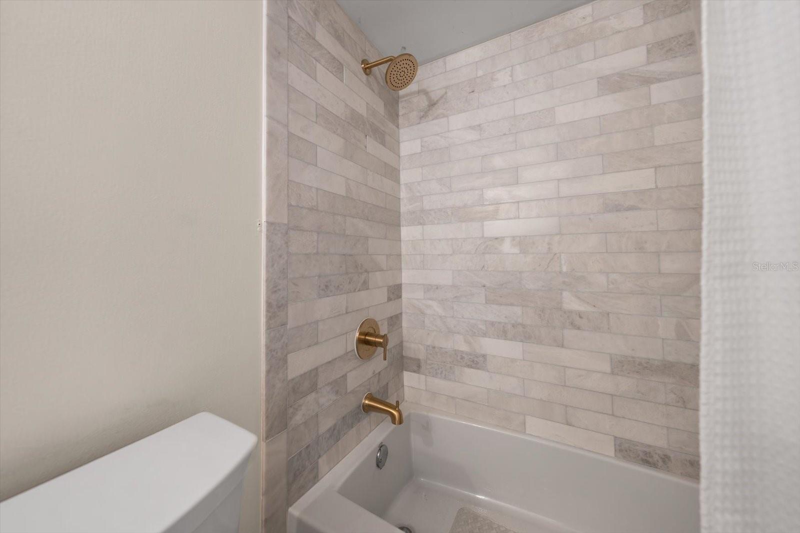 2nd bathroom tub and shower - 2614 COVE CAY DR #409, CLEARWATER