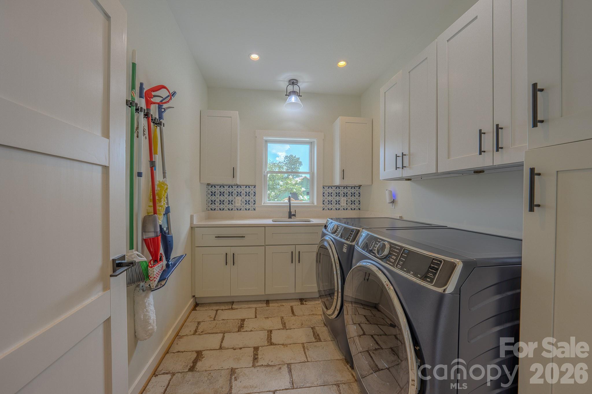 Main Level Laundry - 49 Arabella Lane, Arden