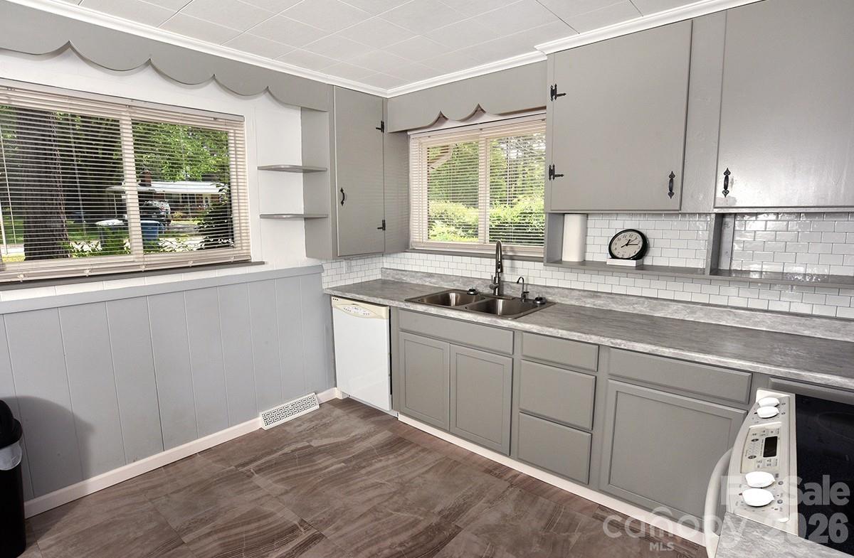 Single Family Residence at 709 Sunset Drive, Salisbury, photo 10 of 32