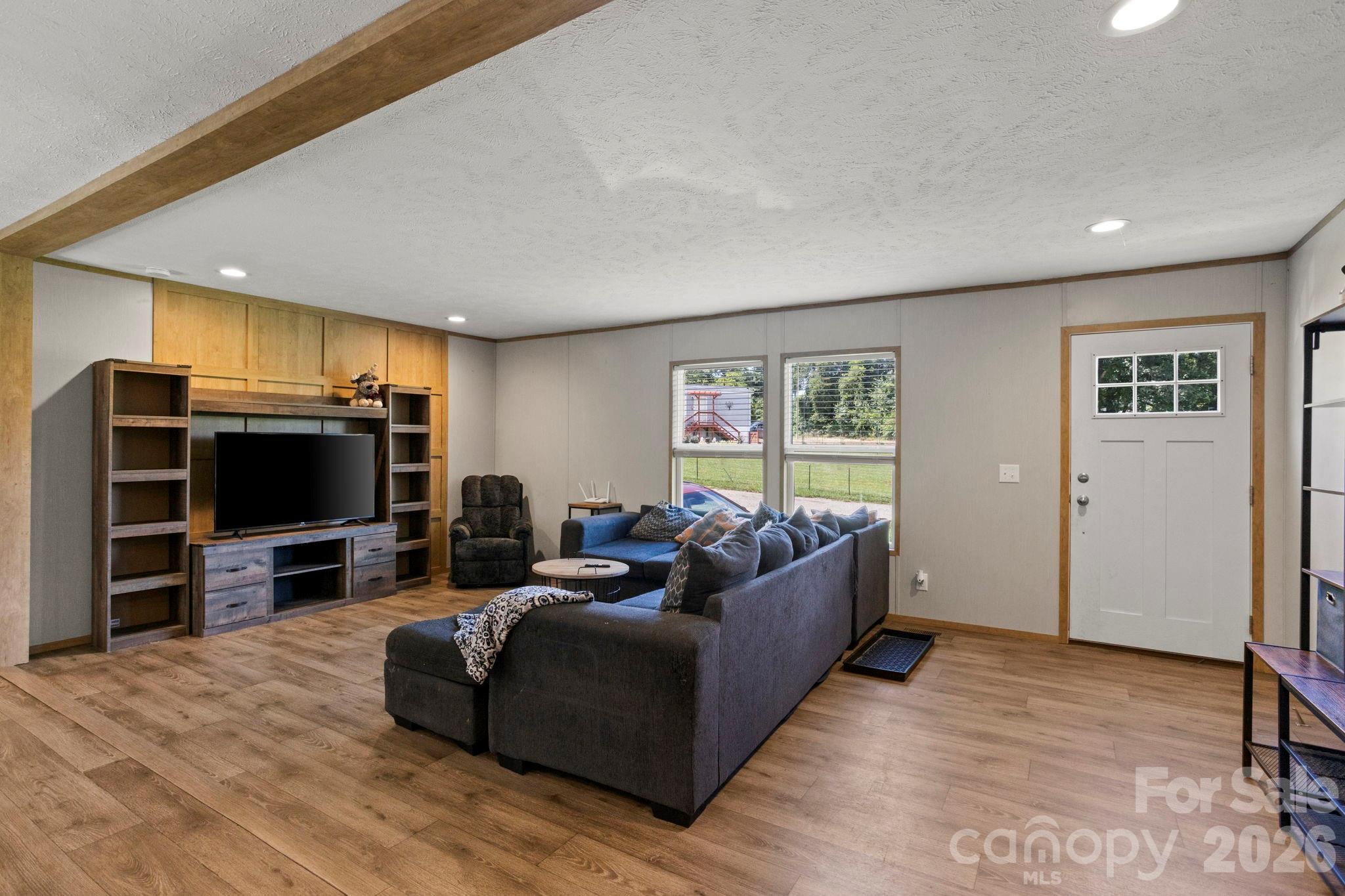 Single Family Residence at 18 Moss Lane, Hendersonville, photo 2 of 16