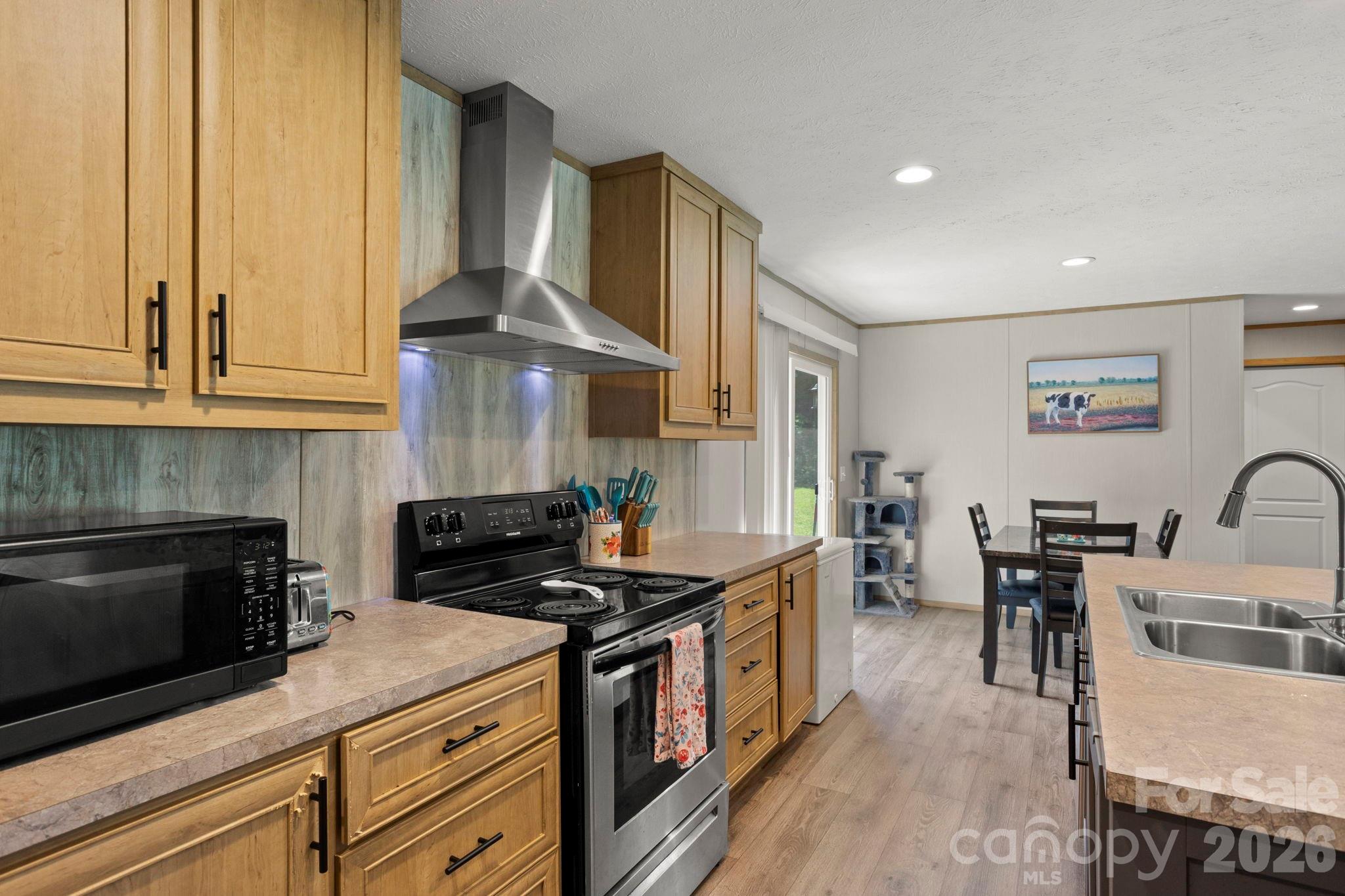 Single Family Residence at 18 Moss Lane, Hendersonville, photo 6 of 16