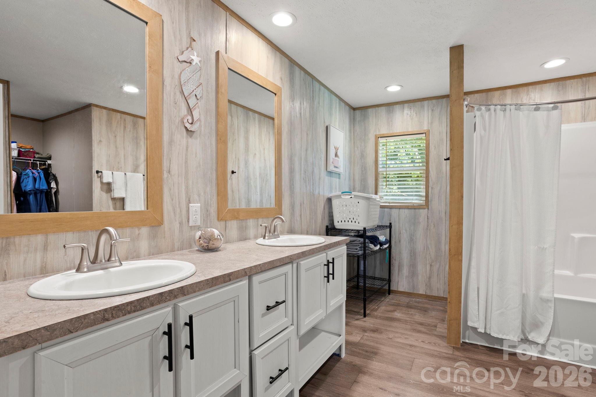 Single Family Residence at 18 Moss Lane, Hendersonville, photo 10 of 16