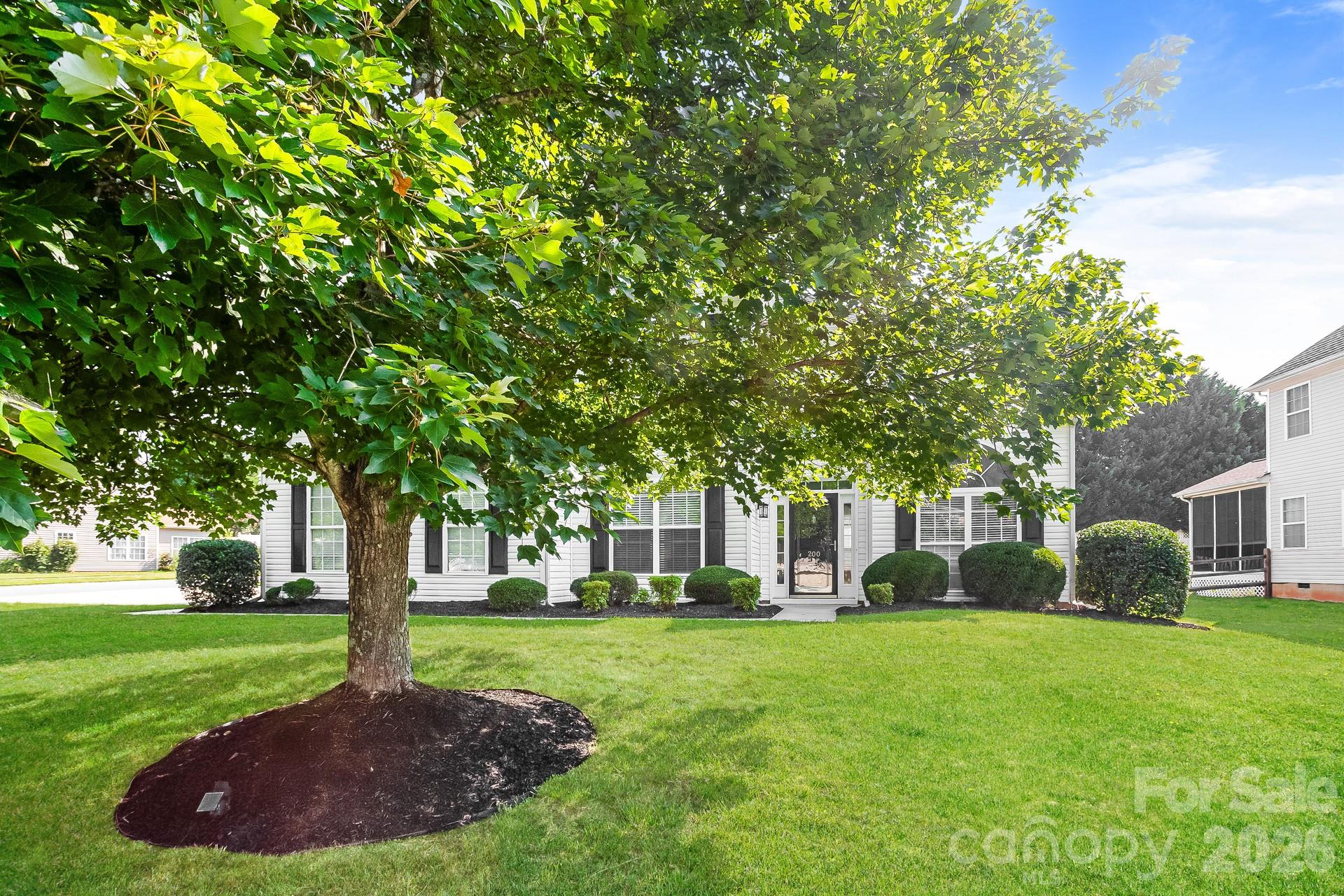 Single Family Residence at 200 Golden Valley Drive, Mooresville, photo 2 of 25