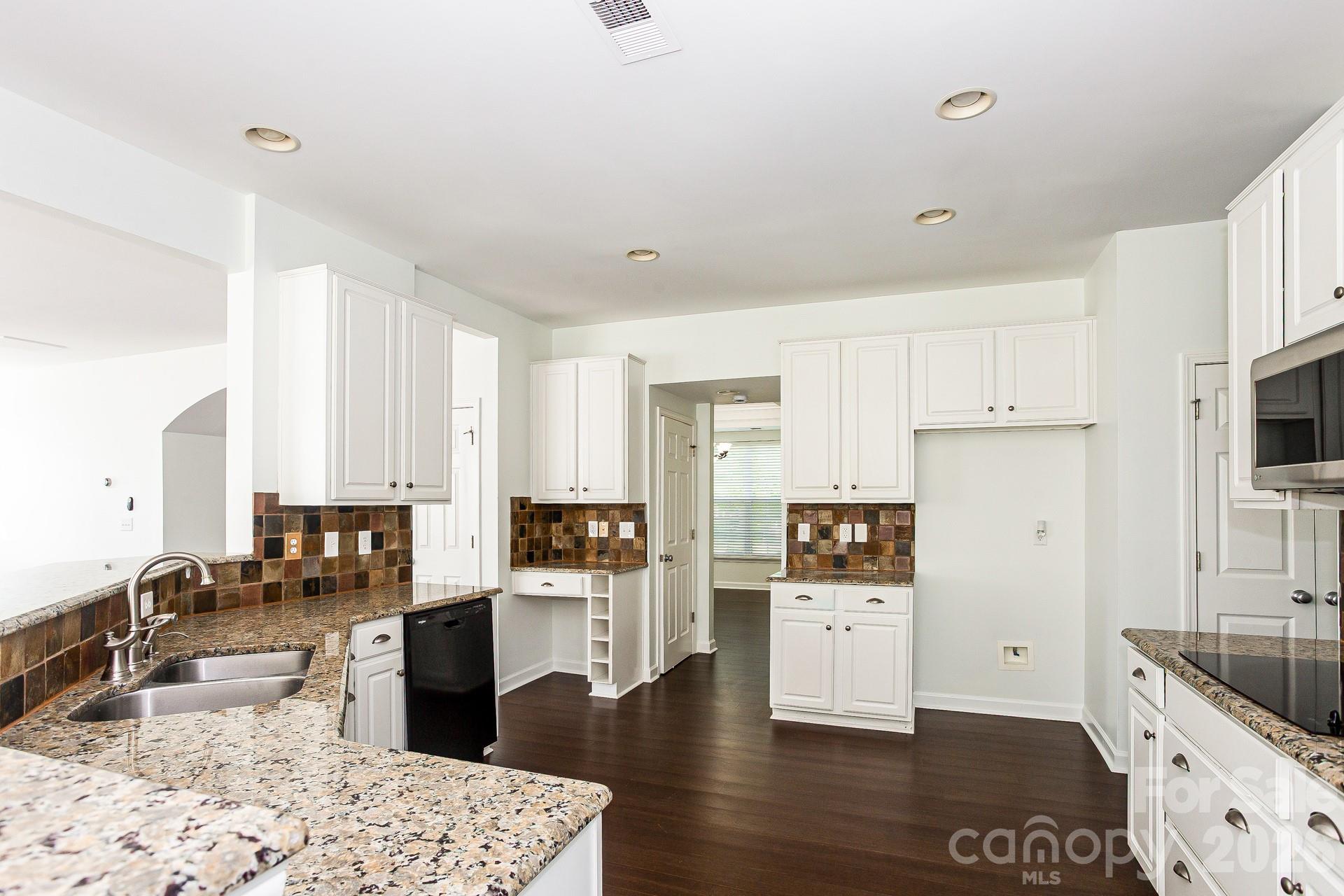 Single Family Residence at 200 Golden Valley Drive, Mooresville, photo 6 of 25