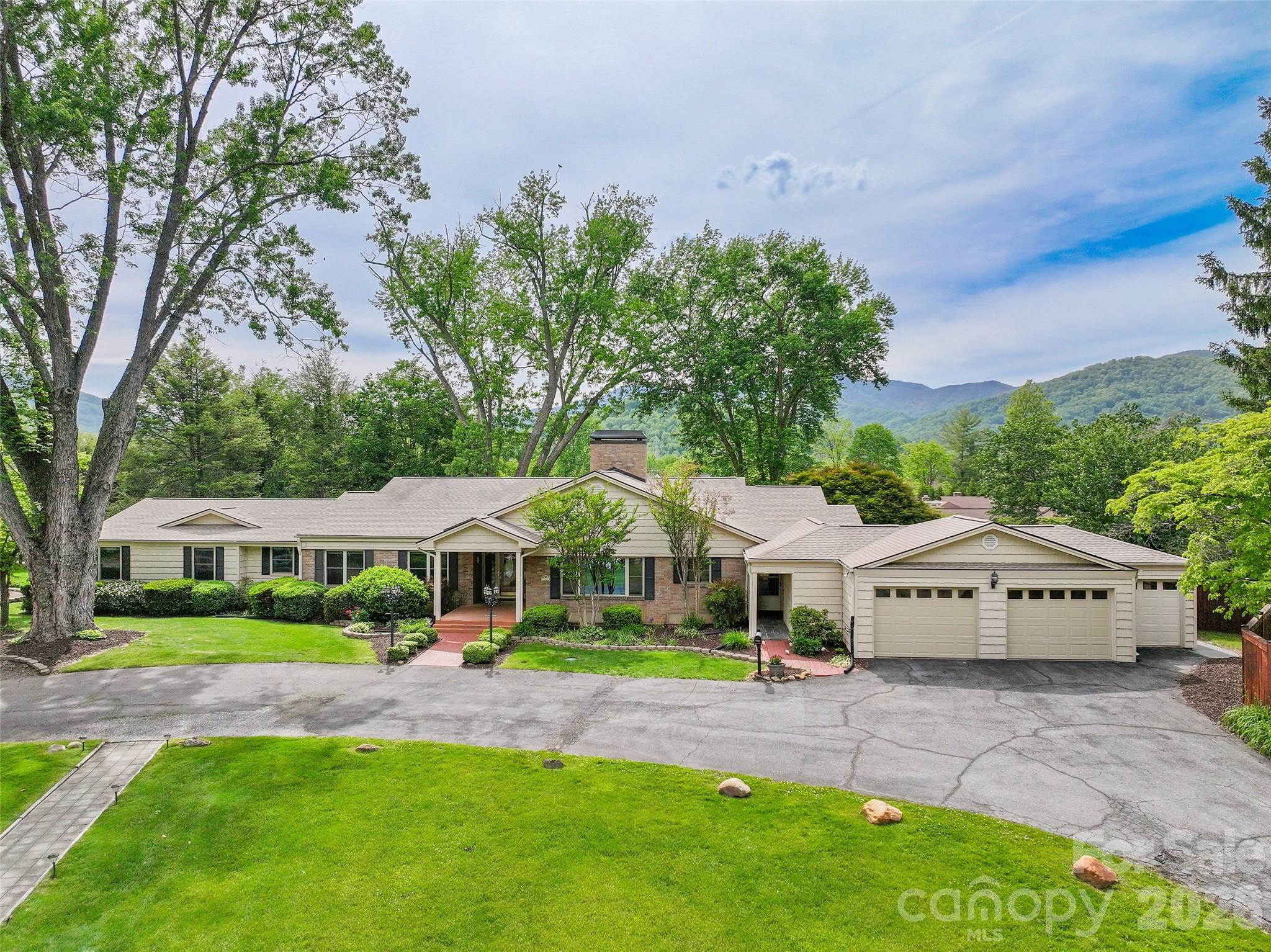 Single Family Residence at 142 Country Club Drive, Waynesville, photo 2 of 48