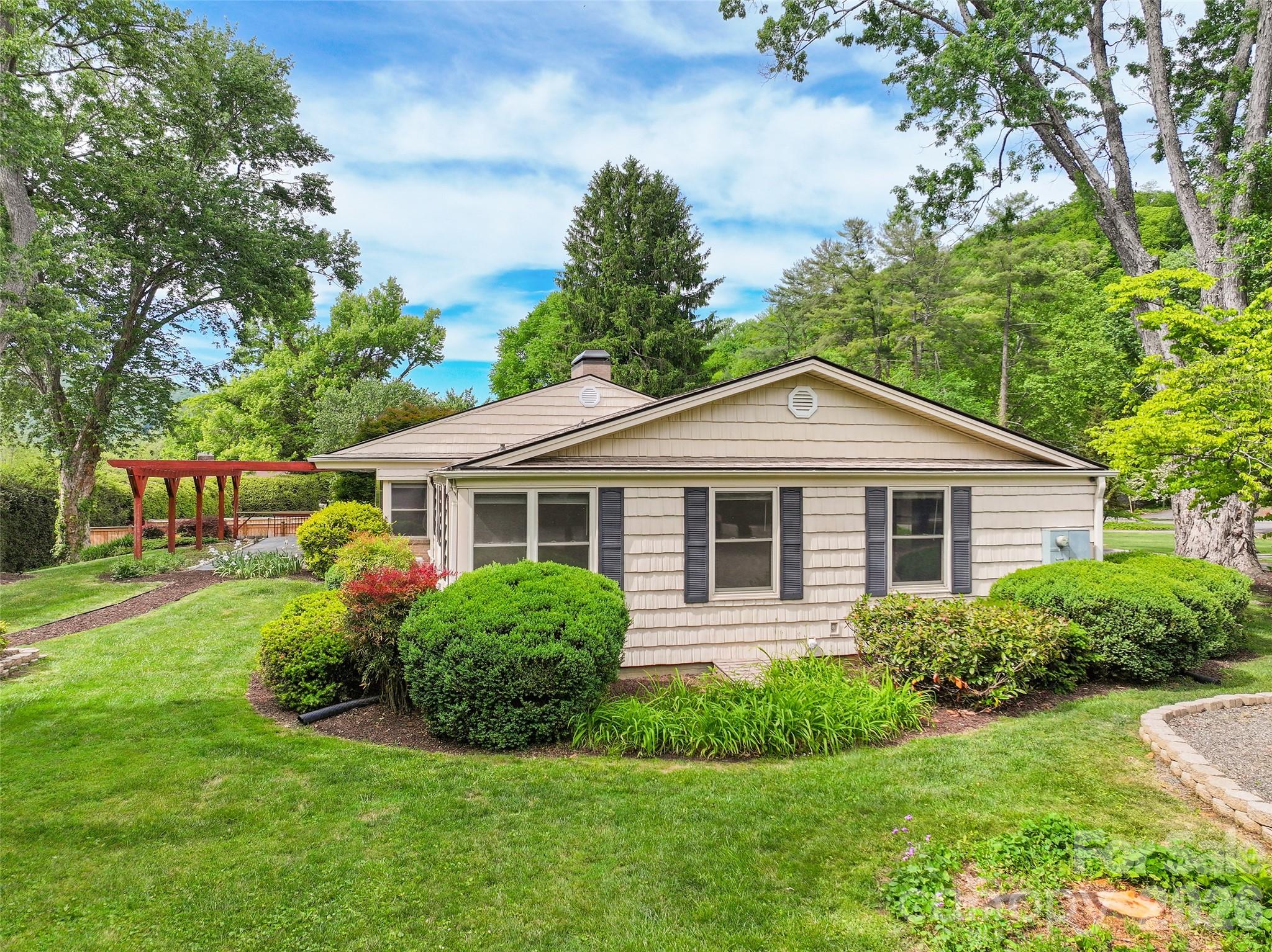 Single Family Residence at 142 Country Club Drive, Waynesville, photo 4 of 48