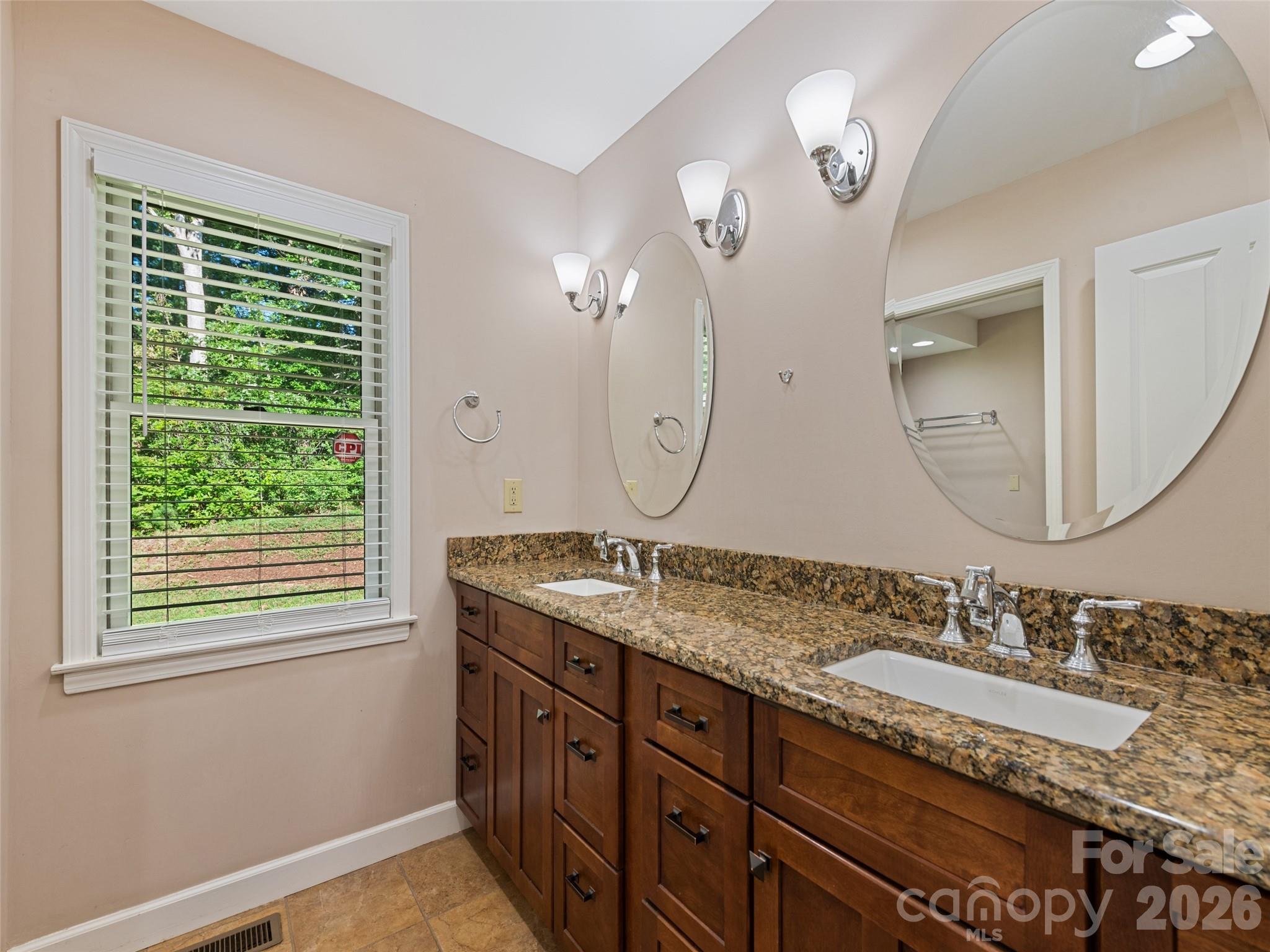 Single Family Residence at 58 Sedgewood Court, Fairview, photo 19 of 48