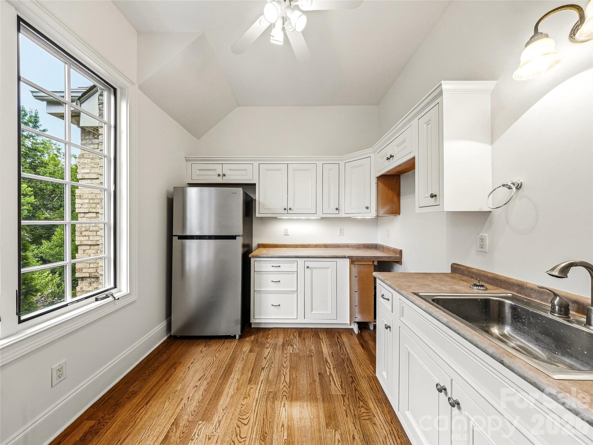 Guest suite kitchenette - 150 Rainbow View Drive, Fletcher