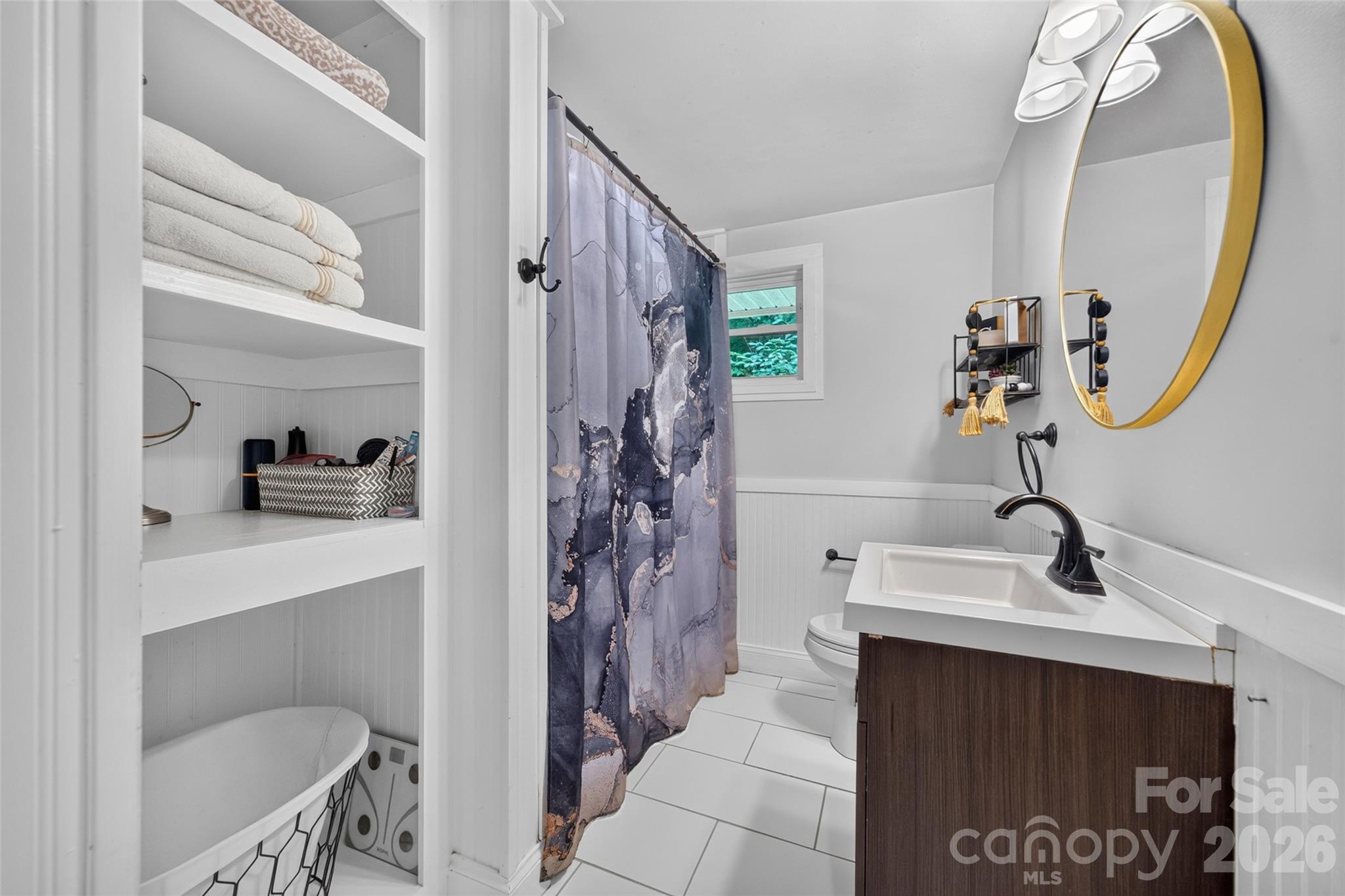hall bath - 3882 New Leicester Highway, Leicester