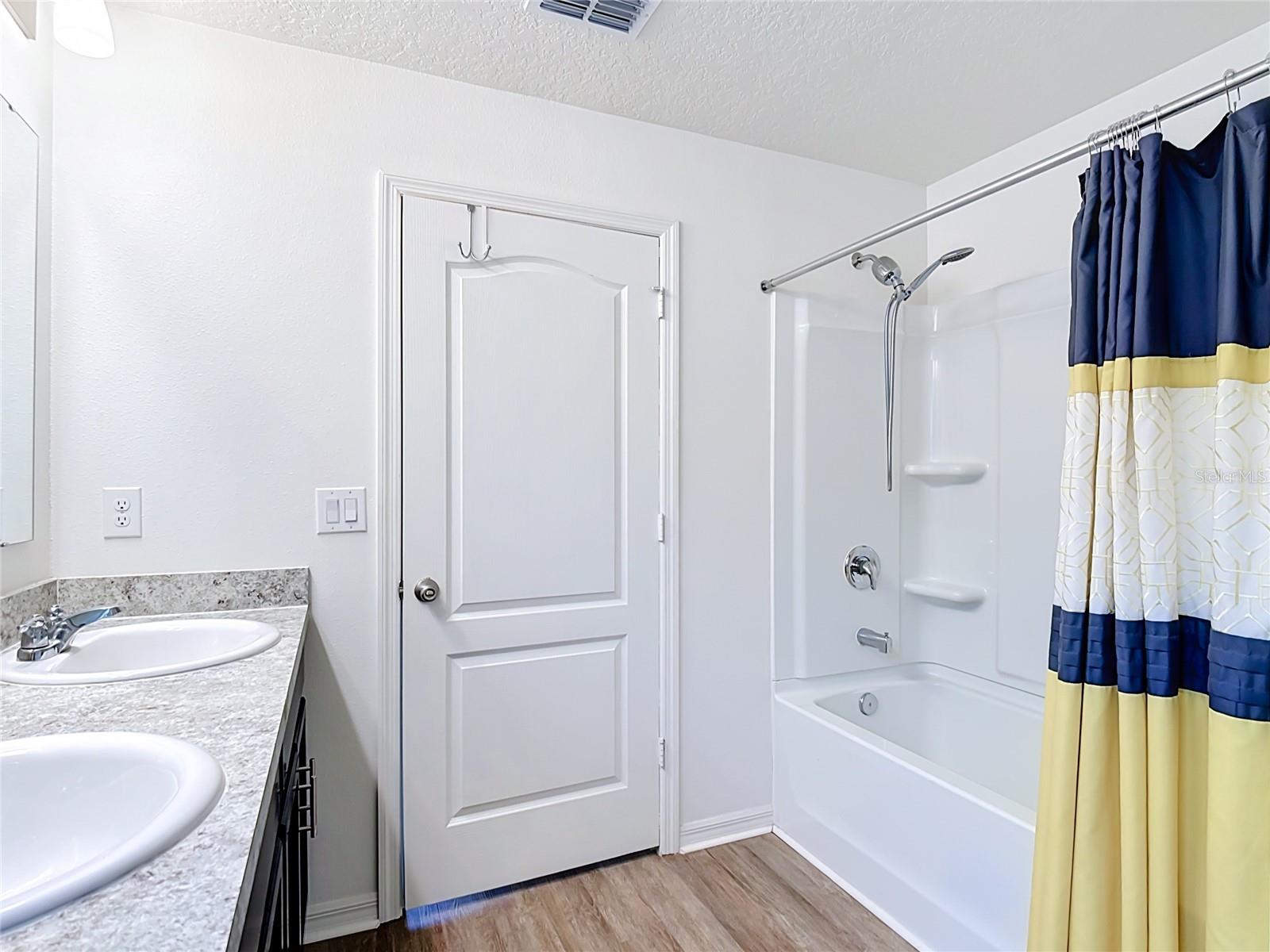 En-suite bathroom with linen closet and bathtub - 386 PRESERVE POINTE BLVD, DAVENPORT