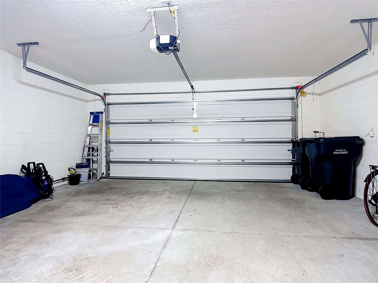 Garage doors and Smart garage door opener - 386 PRESERVE POINTE BLVD, DAVENPORT