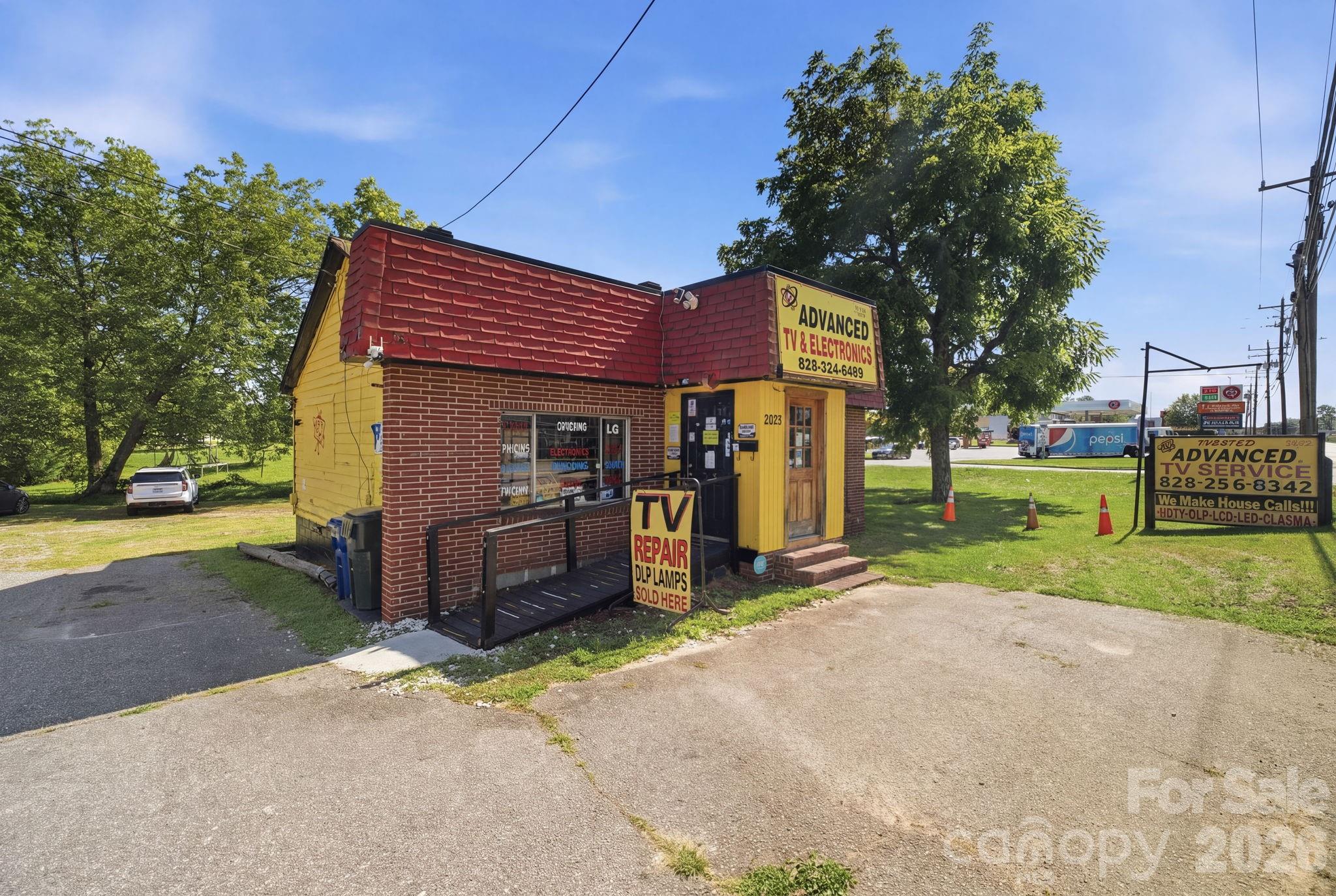 Free Standing Store at 2026 12th Avenue NE, Hickory, photo 3 of 28