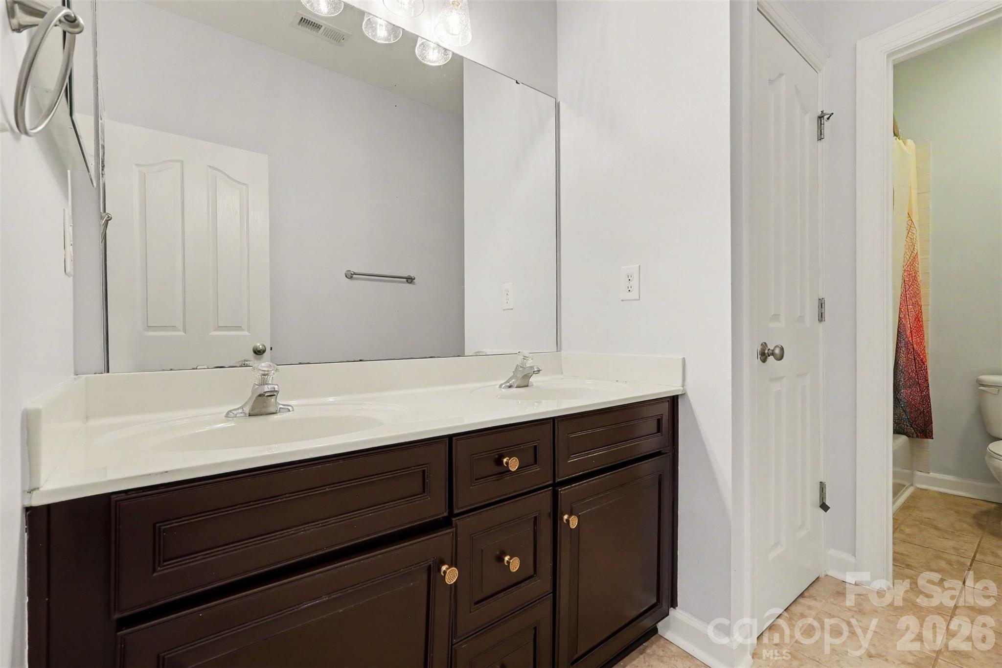 secondary bathroom - 2400 River Oaks Drive, Waxhaw