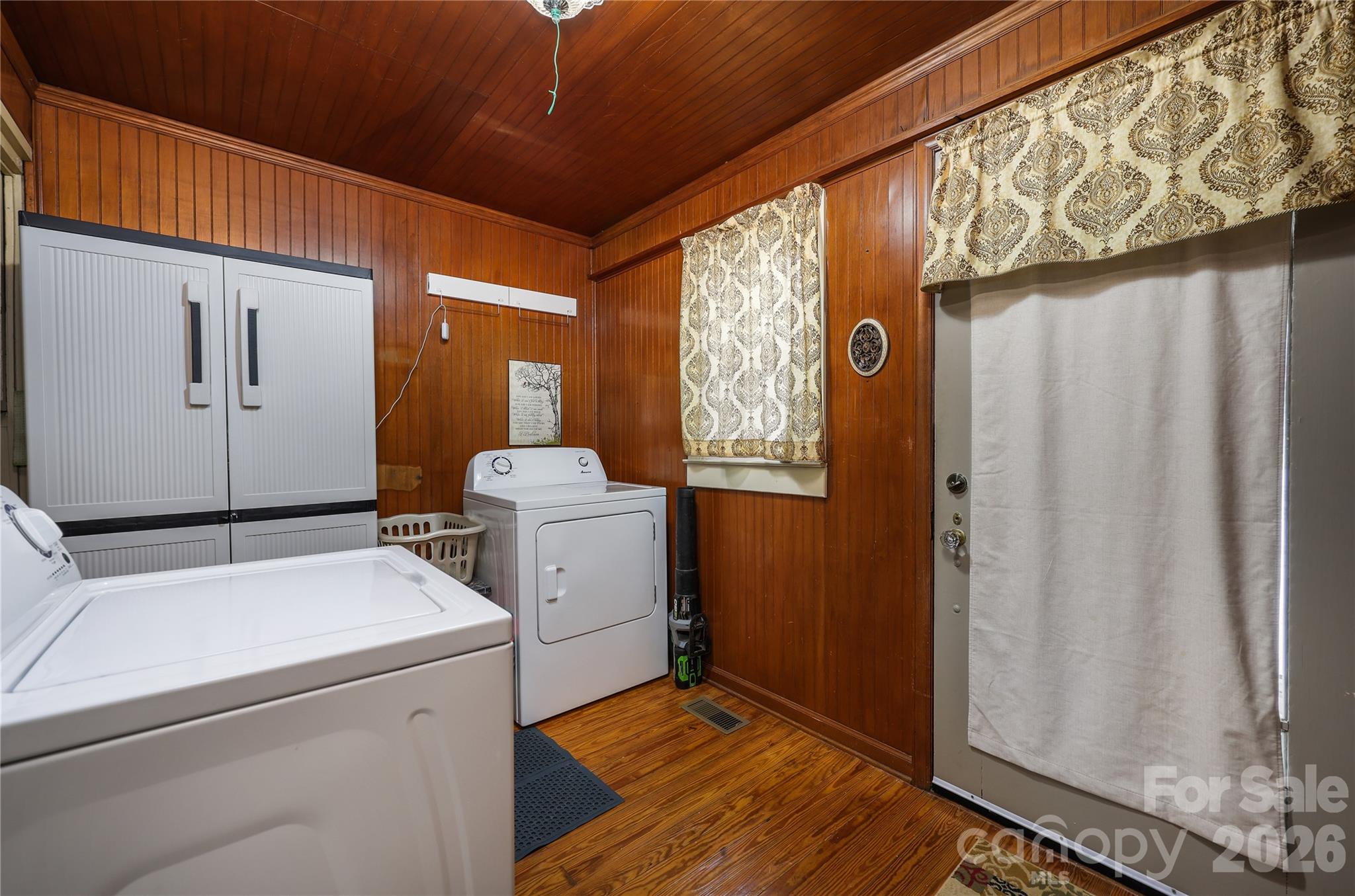Laundry with door to back deck. - 271 N Main Street, Denton