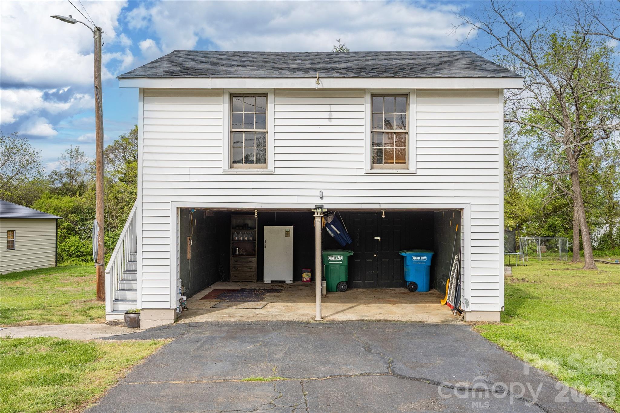2Car deatched garage with room above - 271 N Main Street, Denton