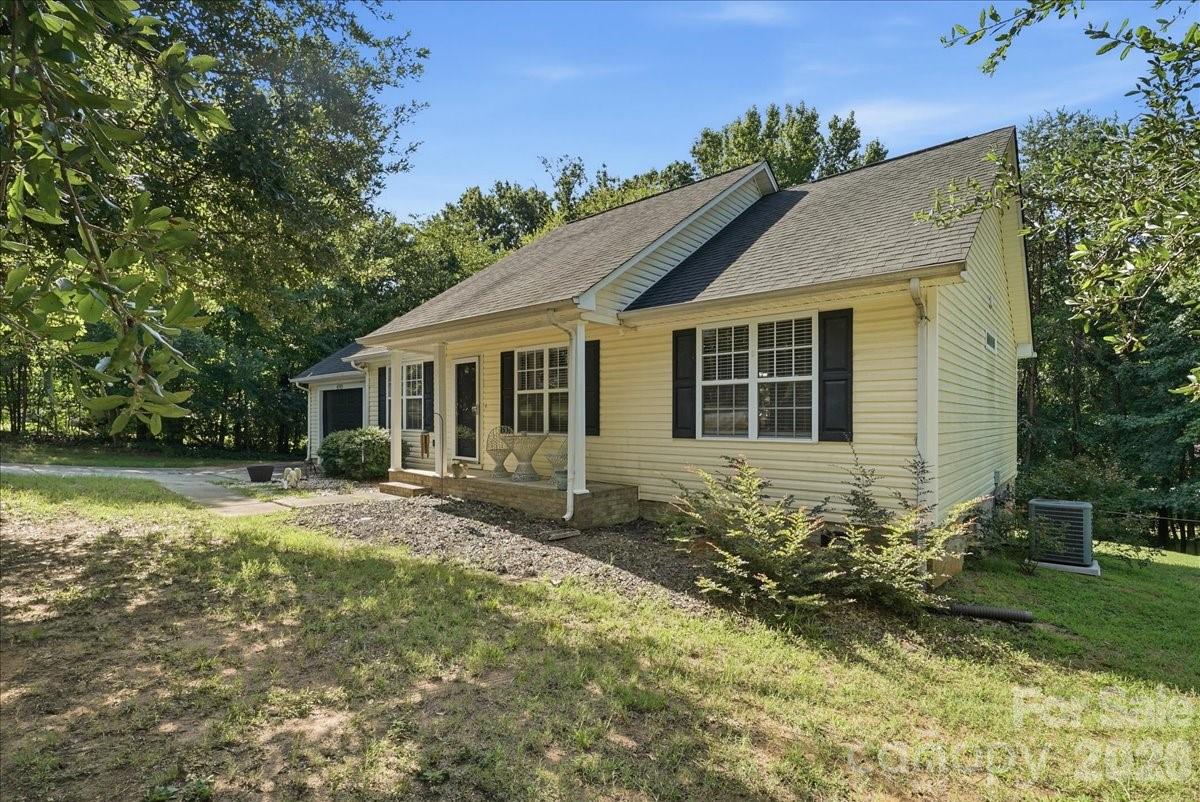 Single Family Residence at 4089 Fallen Pine Road, Sherrills Ford, photo 2 of 25